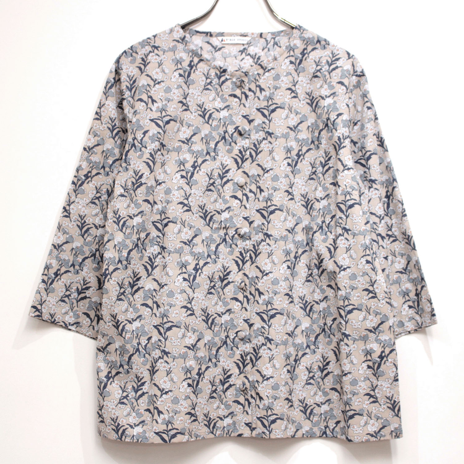 T’BIS STUDIO 7分袖ボタニカル柄ラウンドネックシャツ - 画像1