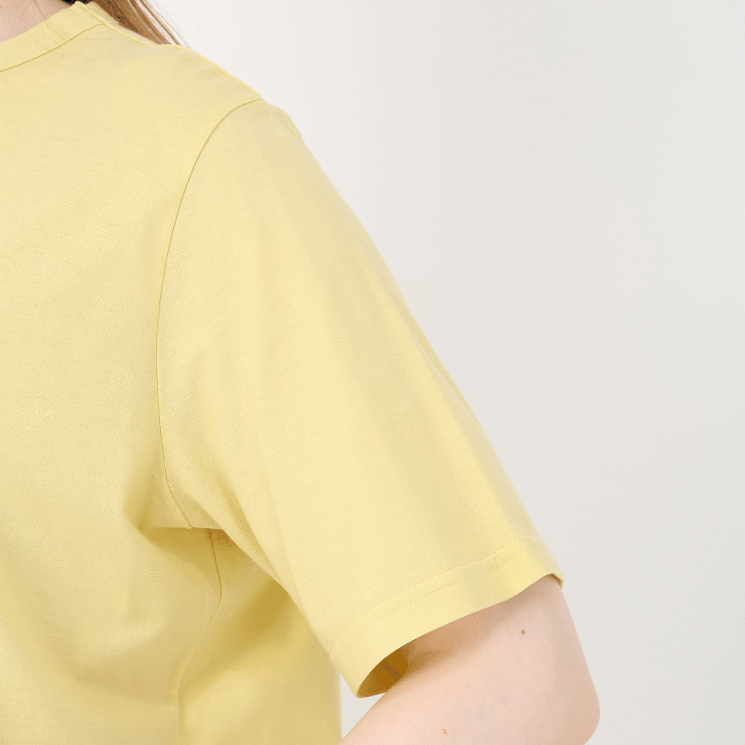 T’BIS STUDIO 冷感ワンちゃんセンタープリントVネック半袖カットソー - 画像6