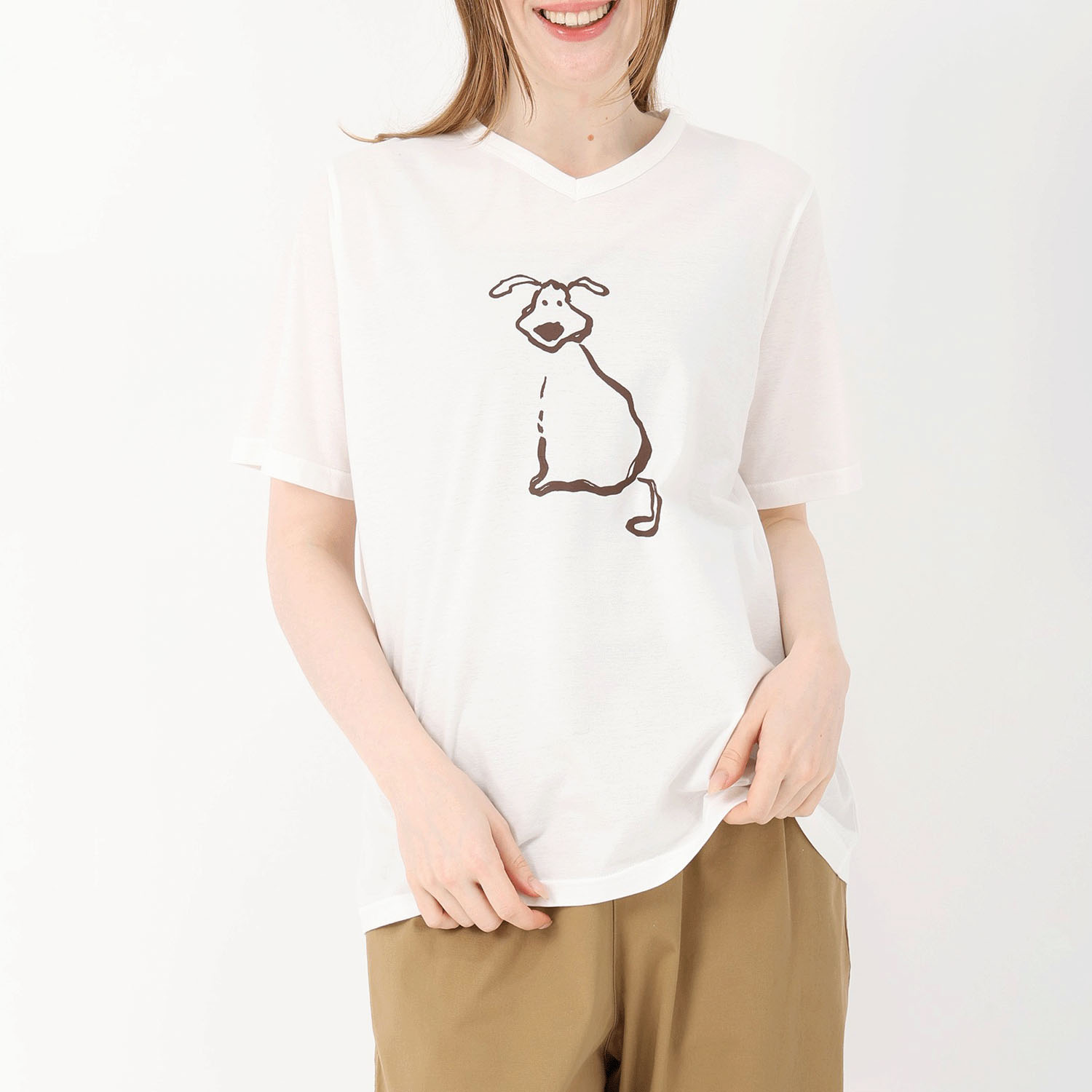 T’BIS STUDIO 冷感ワンちゃんセンタープリントVネック半袖カットソー - 画像1