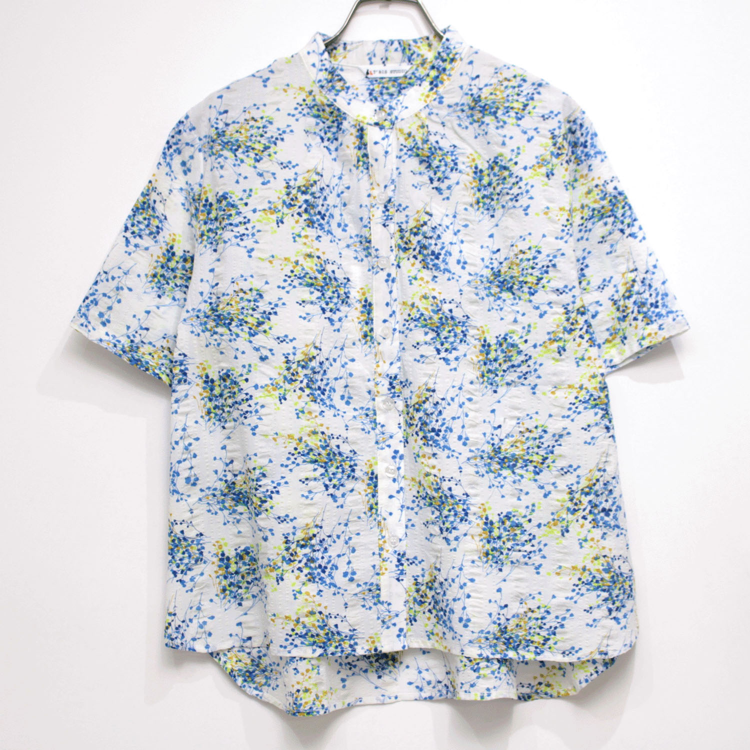 T’BIS STUDIO カスミソウ柄プリント半袖スタンドネックシャツ - 画像3