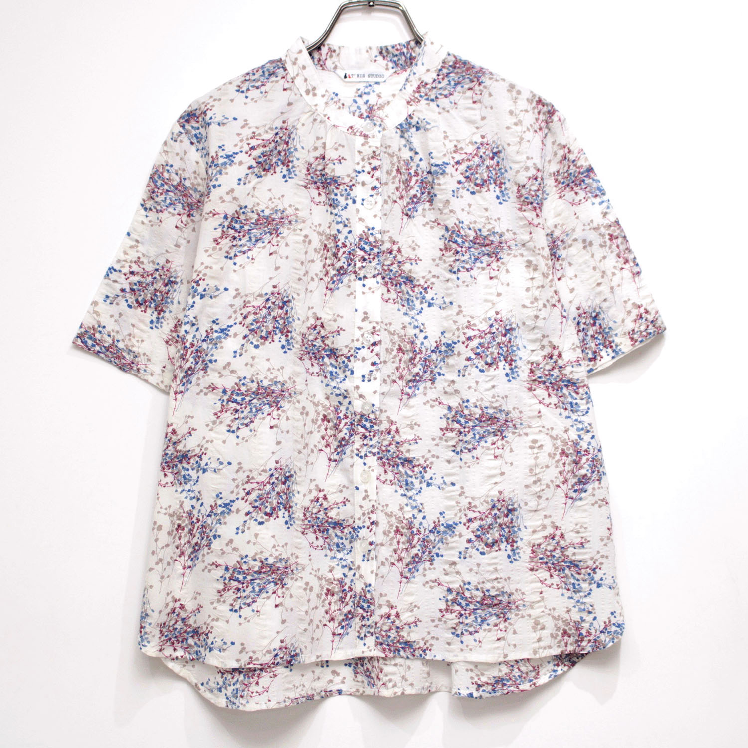 T’BIS STUDIO カスミソウ柄プリント半袖スタンドネックシャツ