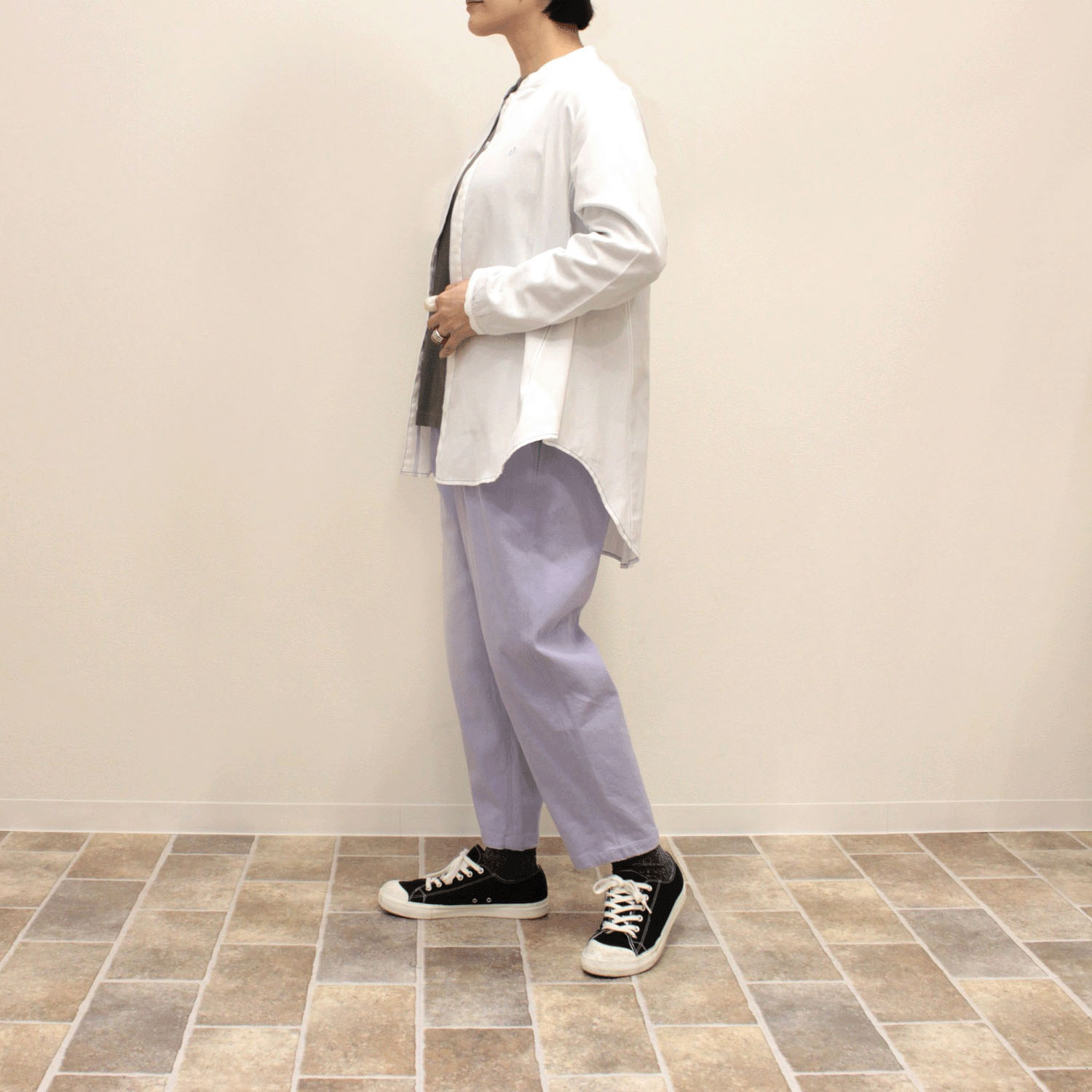 notorico アクセントステッチベーシックスタンドカラーロングシャツ - 画像5