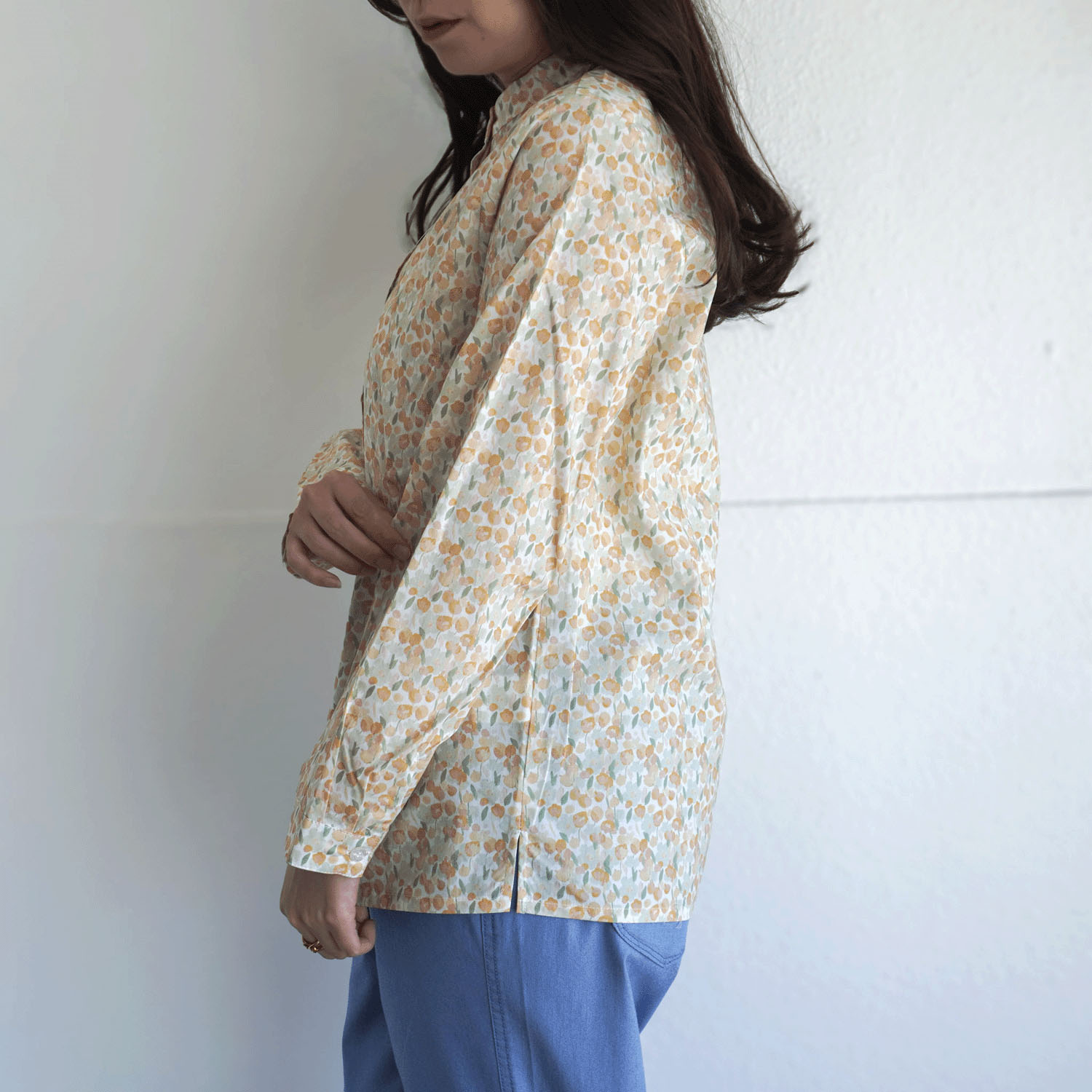 T’BIS STUDIO 長袖小花プリントスタンドネックシャツ - 画像11