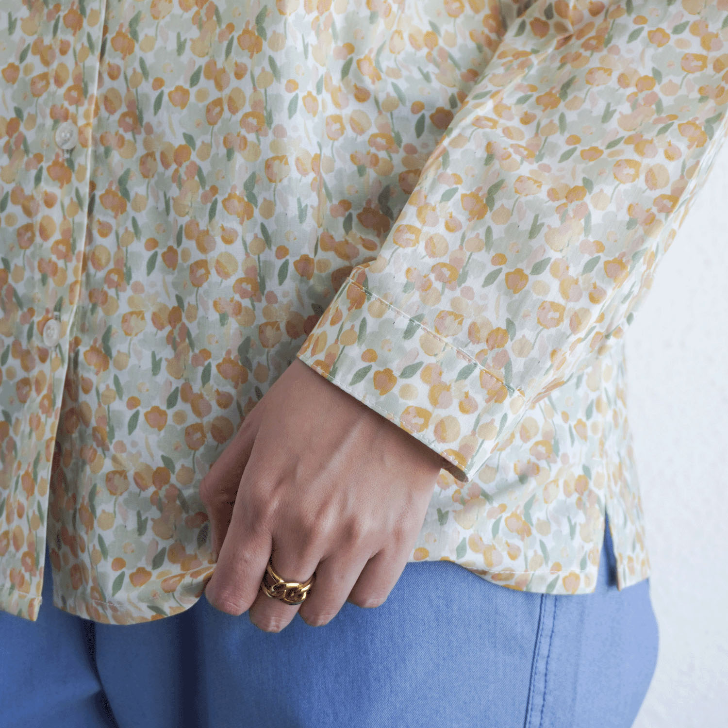 T’BIS STUDIO 長袖小花プリントスタンドネックシャツ - 画像9