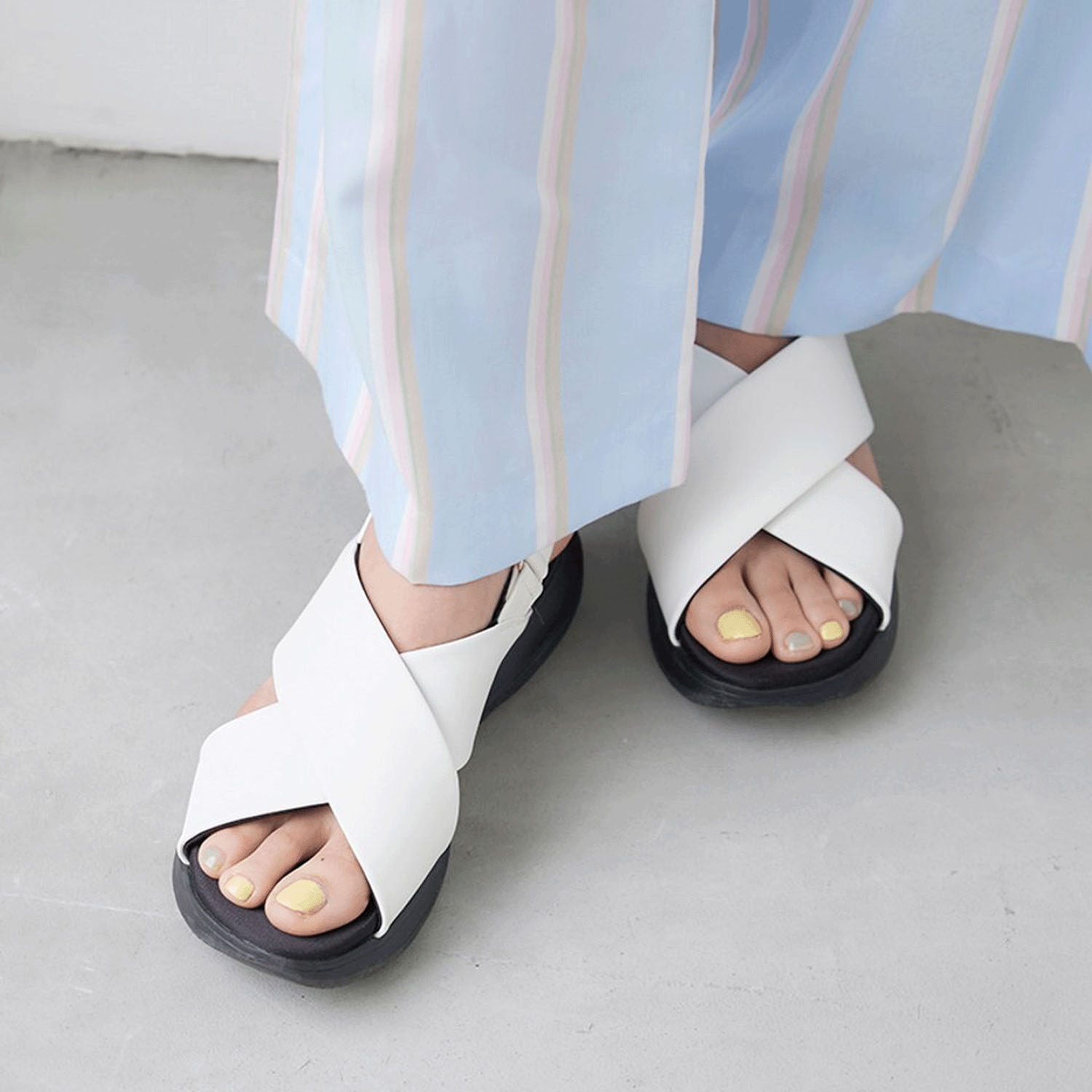 AcureZ 「軽×ラクサンダル」クロスベルトサンダル AO－10217 - 画像1