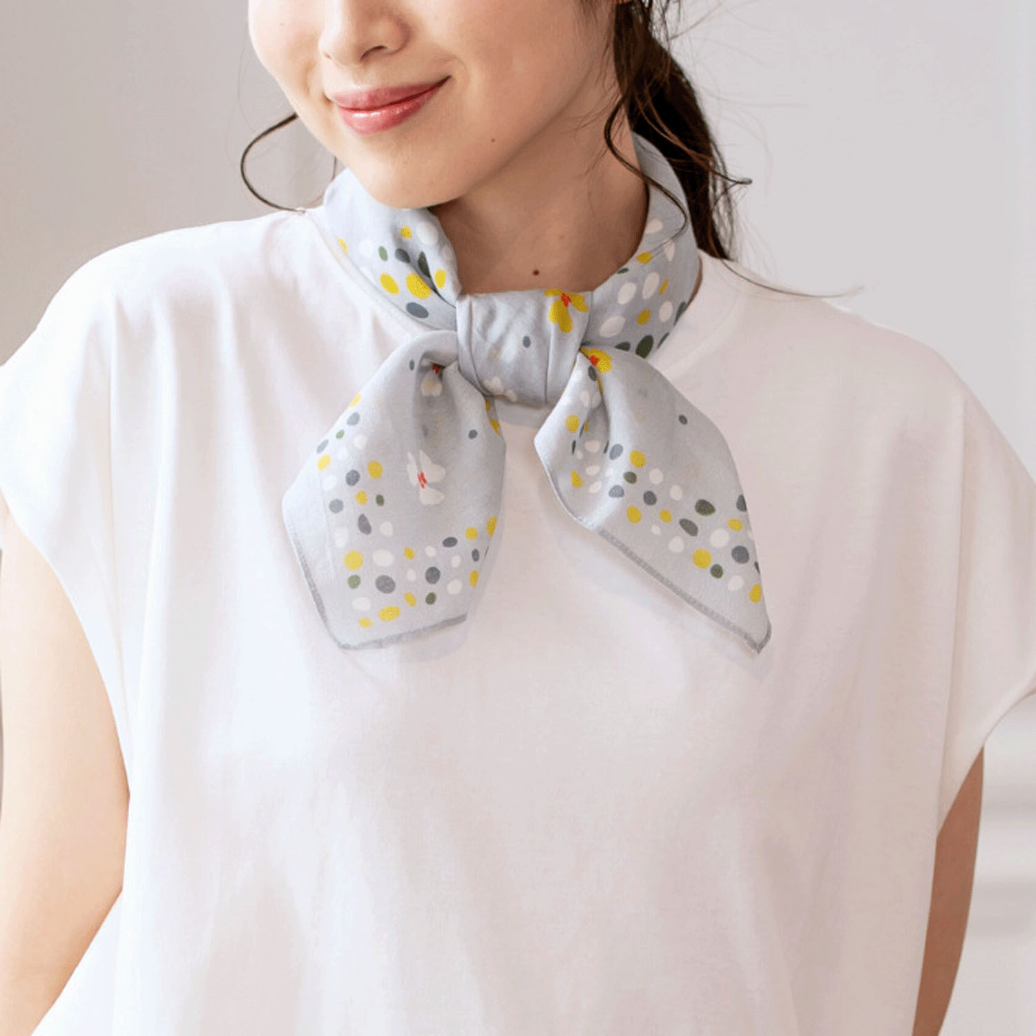 可憐な花とランダムドットのパネルスカーフ