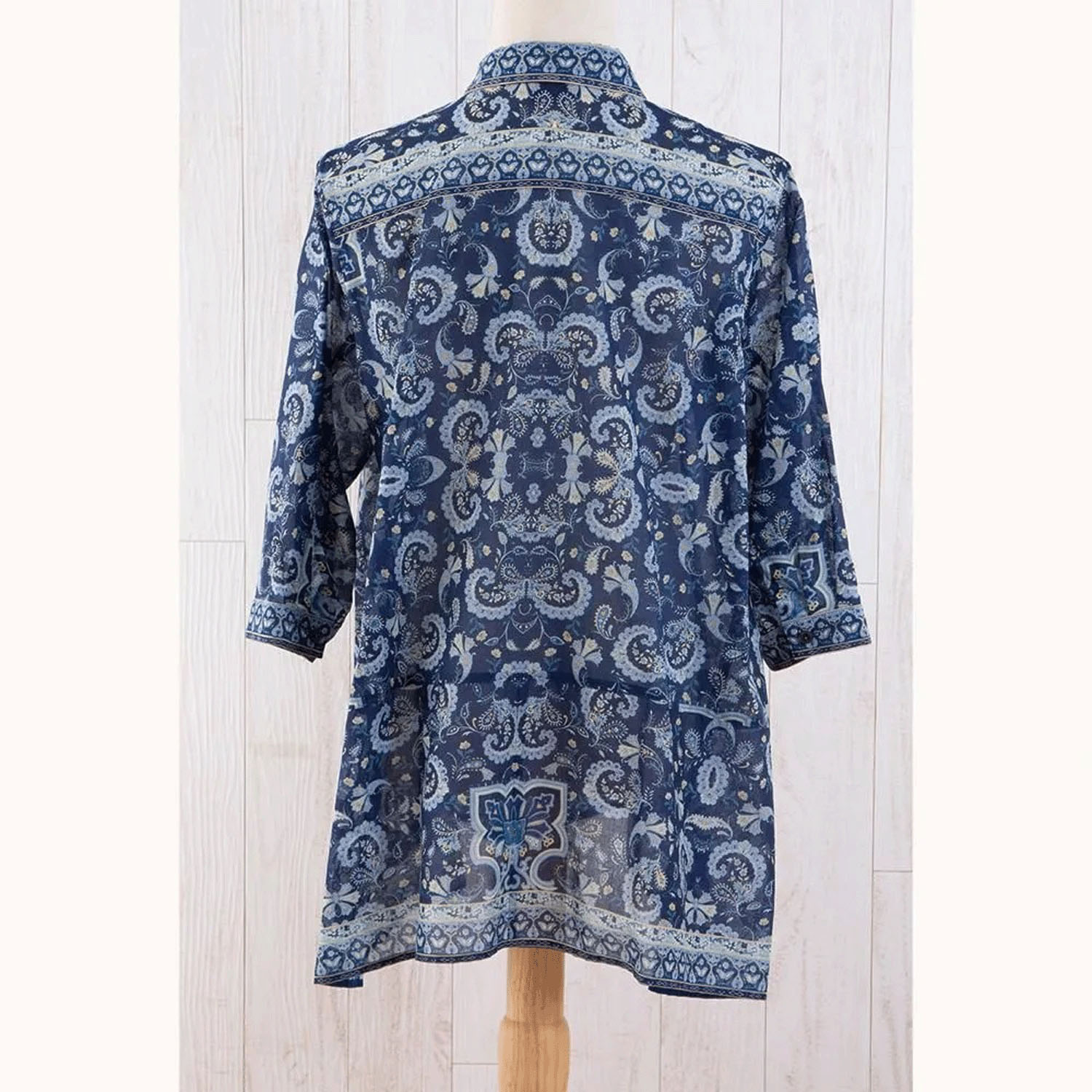 【ETONET限定】シルクロード シャツ襟裾ヘム脇下がり七分袖ブラウス フラワーフェザー - 画像13