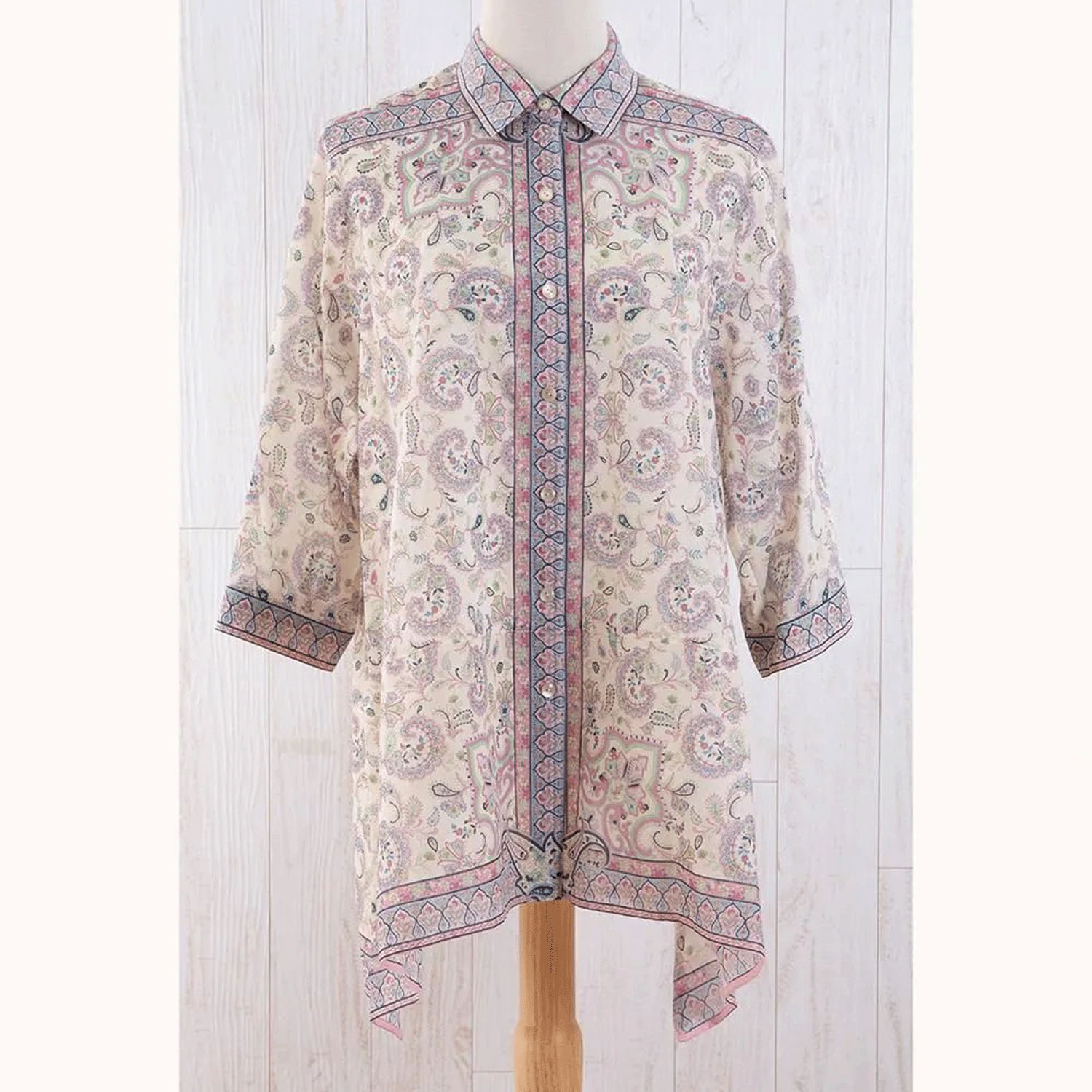 【ETONET限定】シルクロード シャツ襟裾ヘム脇下がり七分袖ブラウス フラワーフェザー - 画像4