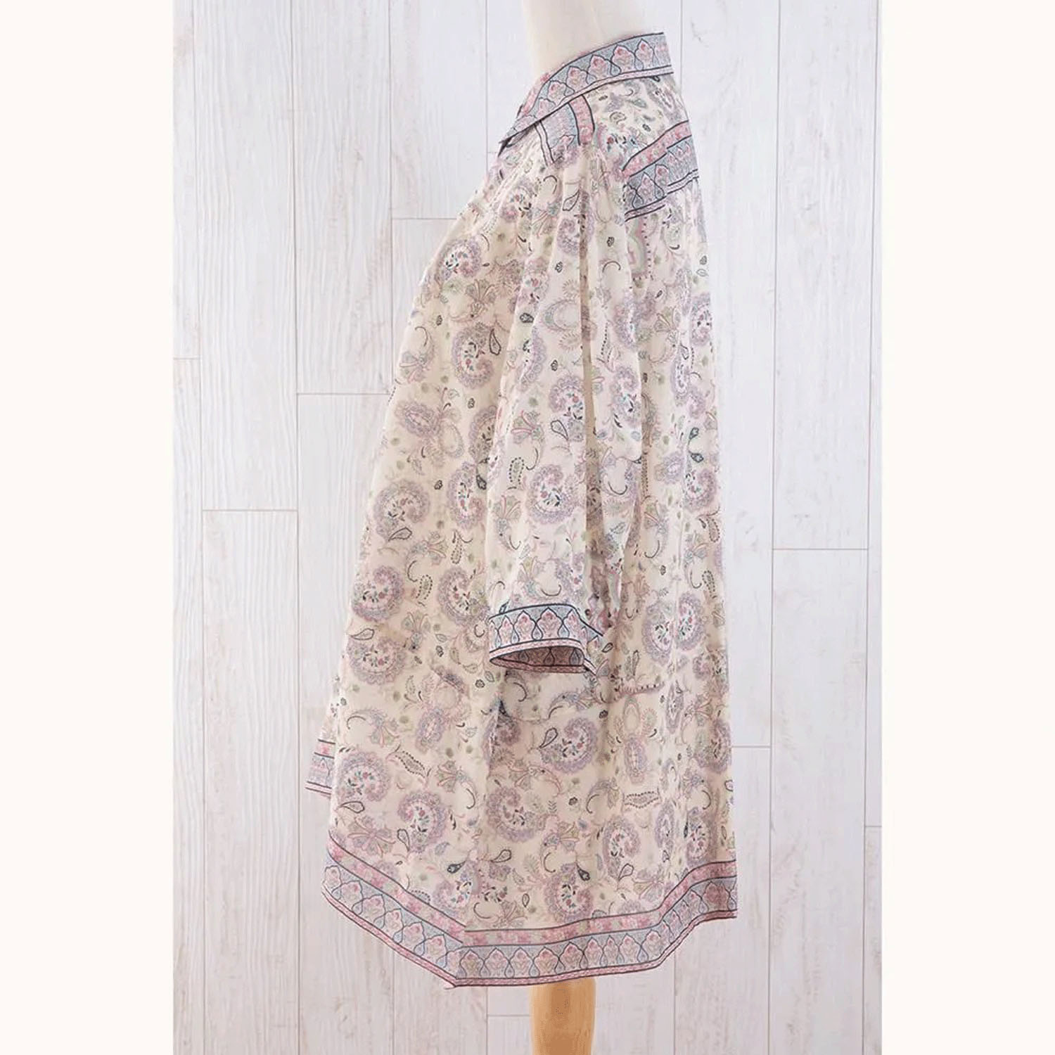 【ETONET限定】シルクロード シャツ襟裾ヘム脇下がり七分袖ブラウス フラワーフェザー - 画像5