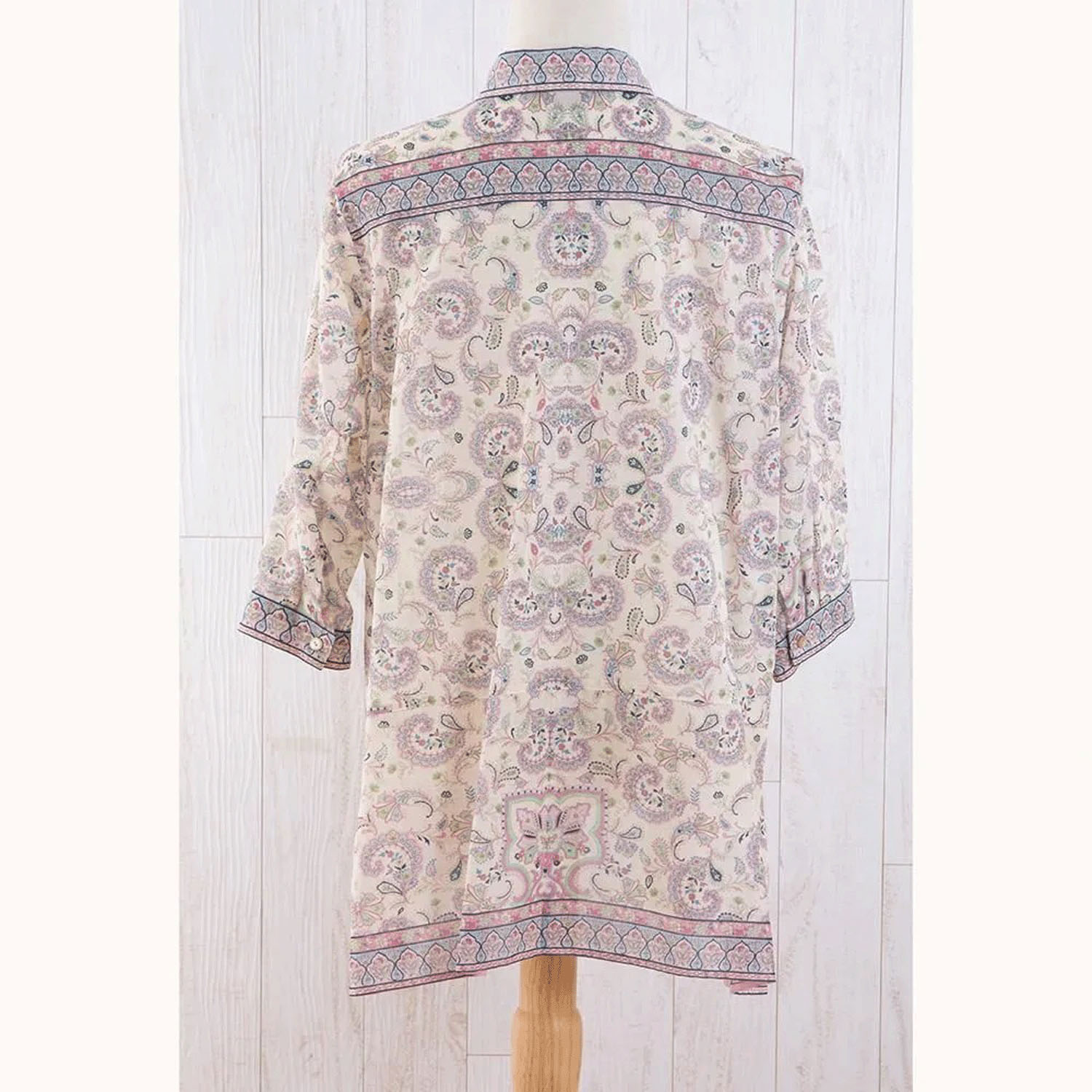 【ETONET限定】シルクロード シャツ襟裾ヘム脇下がり七分袖ブラウス フラワーフェザー - 画像6