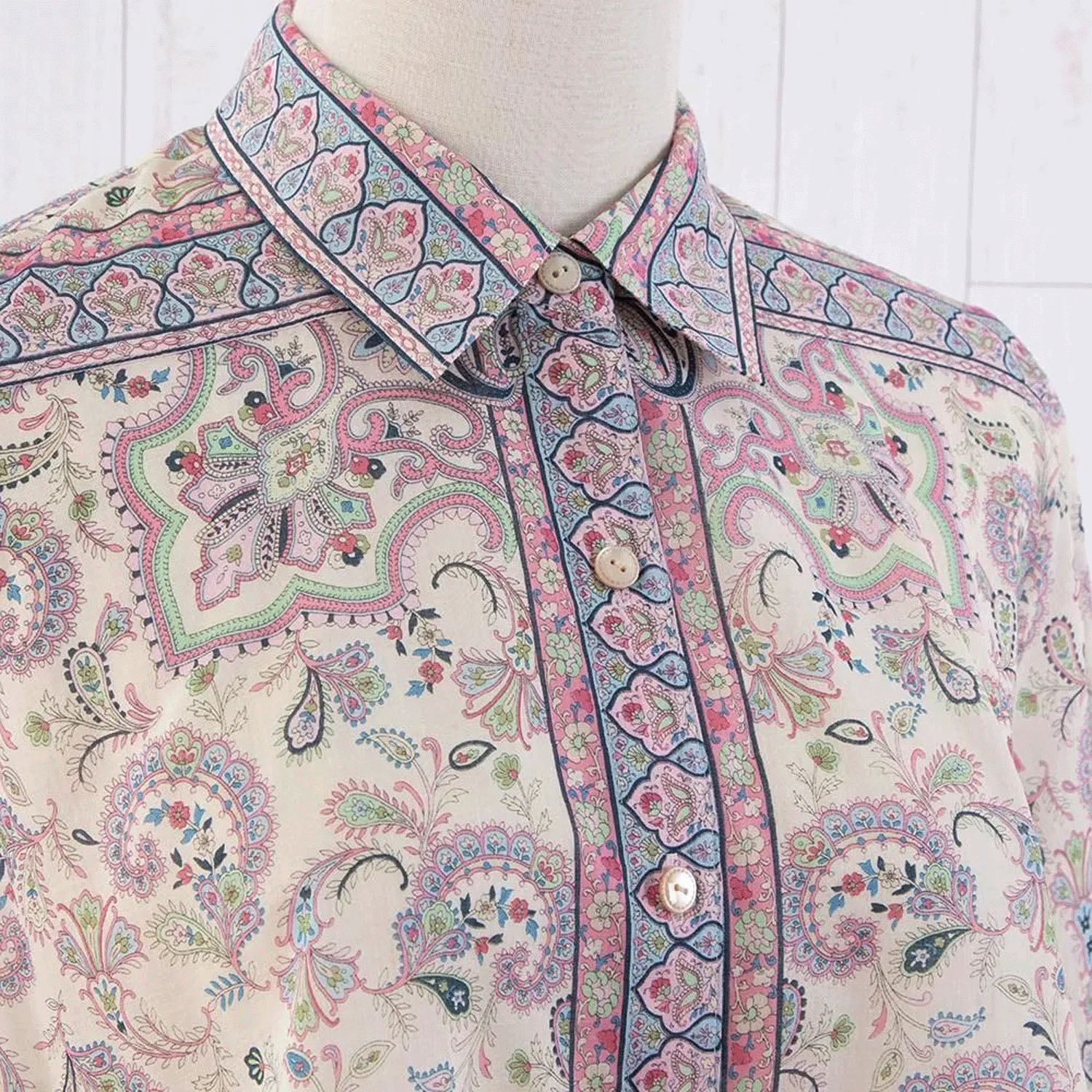 【ETONET限定】シルクロード シャツ襟裾ヘム脇下がり七分袖ブラウス フラワーフェザー - 画像7