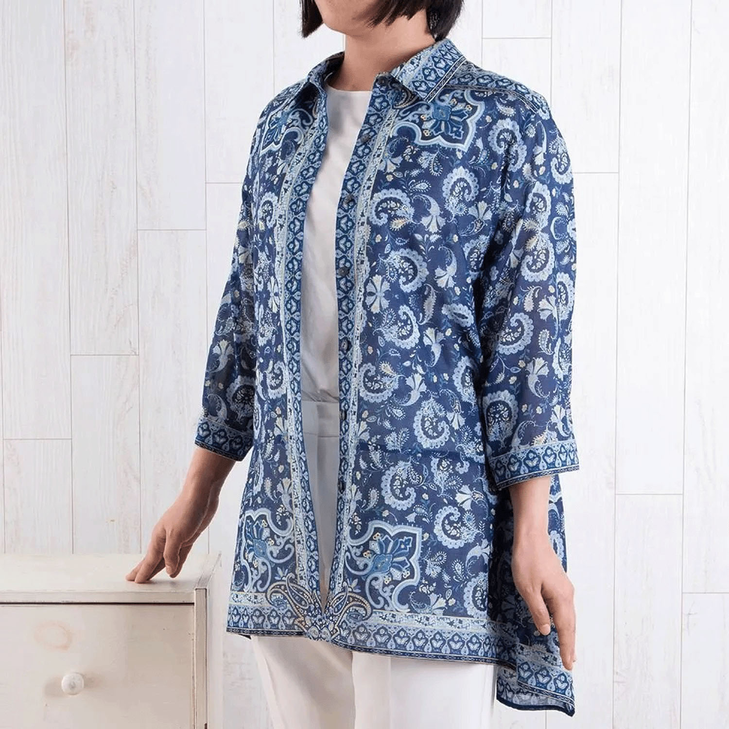 【ETONET限定】シルクロード シャツ襟裾ヘム脇下がり七分袖ブラウス フラワーフェザー - 画像10