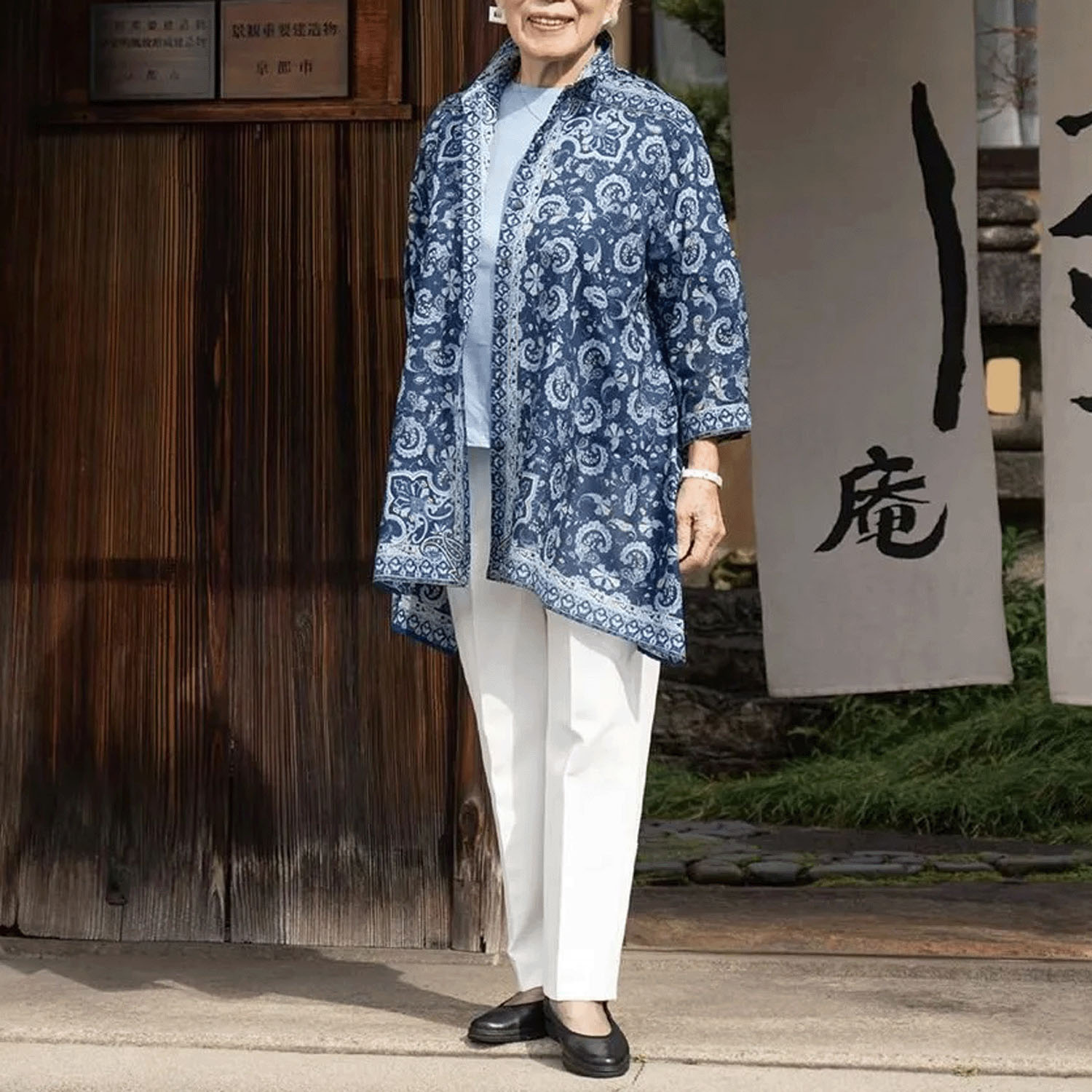 【ETONET限定】シルクロード シャツ襟裾ヘム脇下がり七分袖ブラウス フラワーフェザー - 画像1