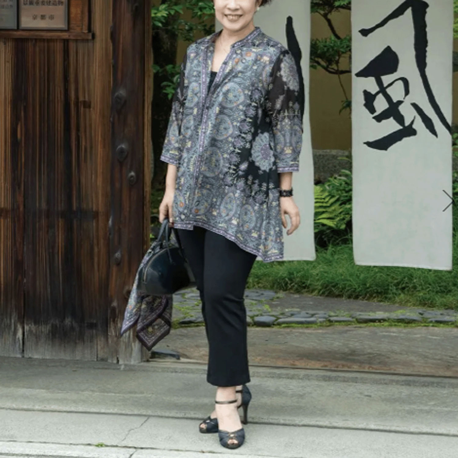 【ETONET限定】シルクロード スタンド裾ヘム脇下り七分袖ブラウス カシミール - 画像2