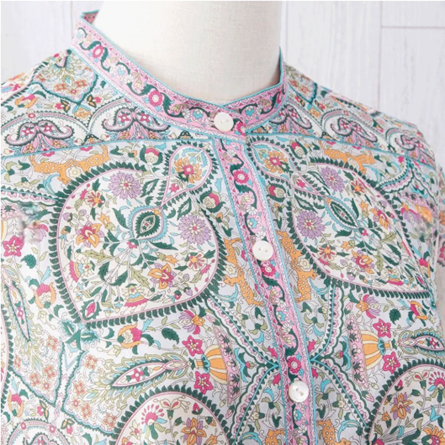 【ETONET限定】シルクロード スタンド裾ヘム脇下り七分袖ブラウス カシミール - 画像14