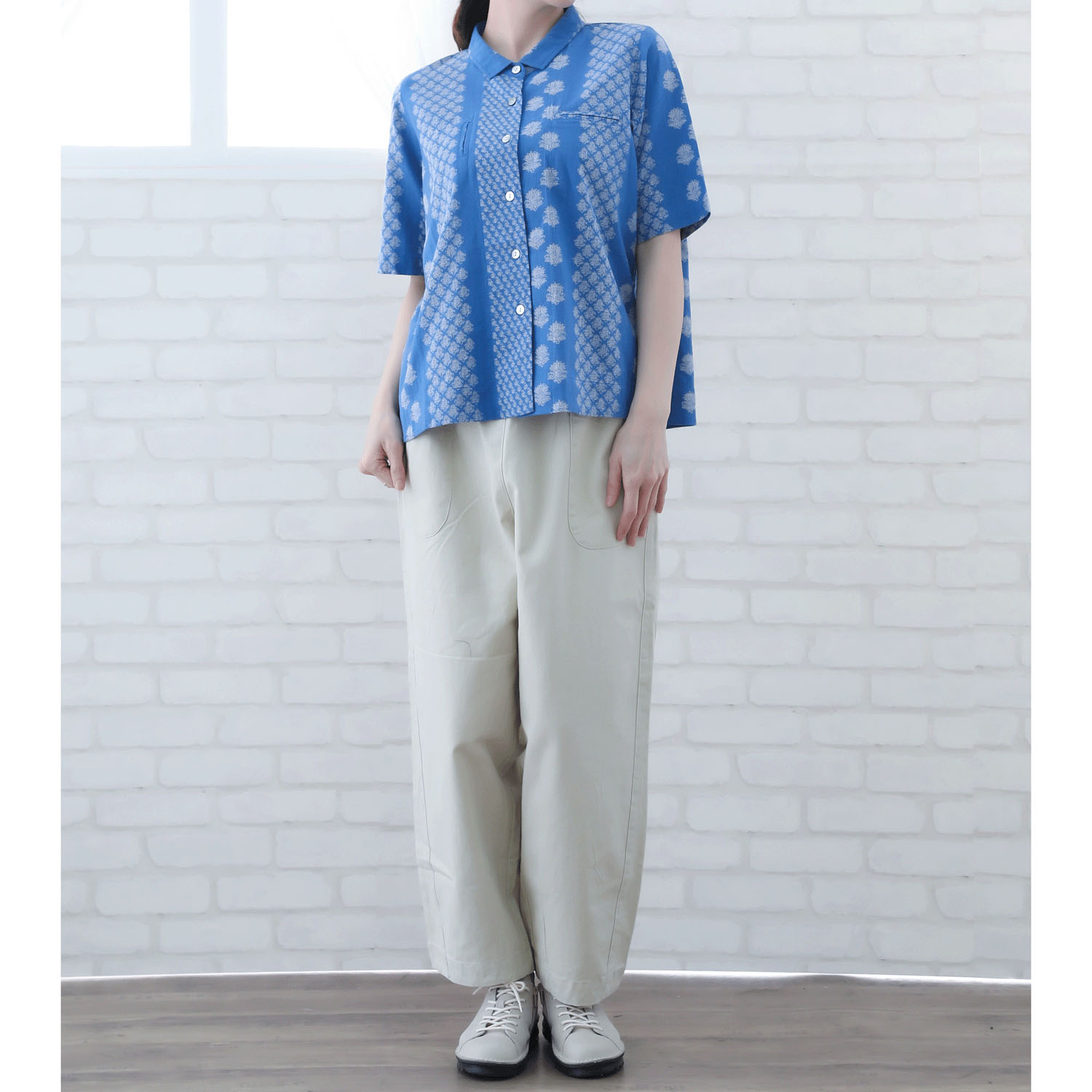 モノトーン小花柄プリントブラウス - 画像11