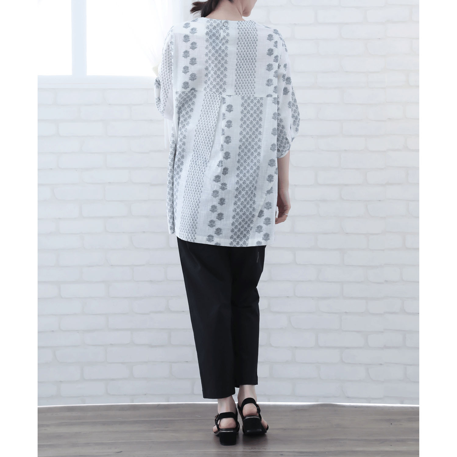インディゴ モノトーン小花柄プリントチュニック - 画像5