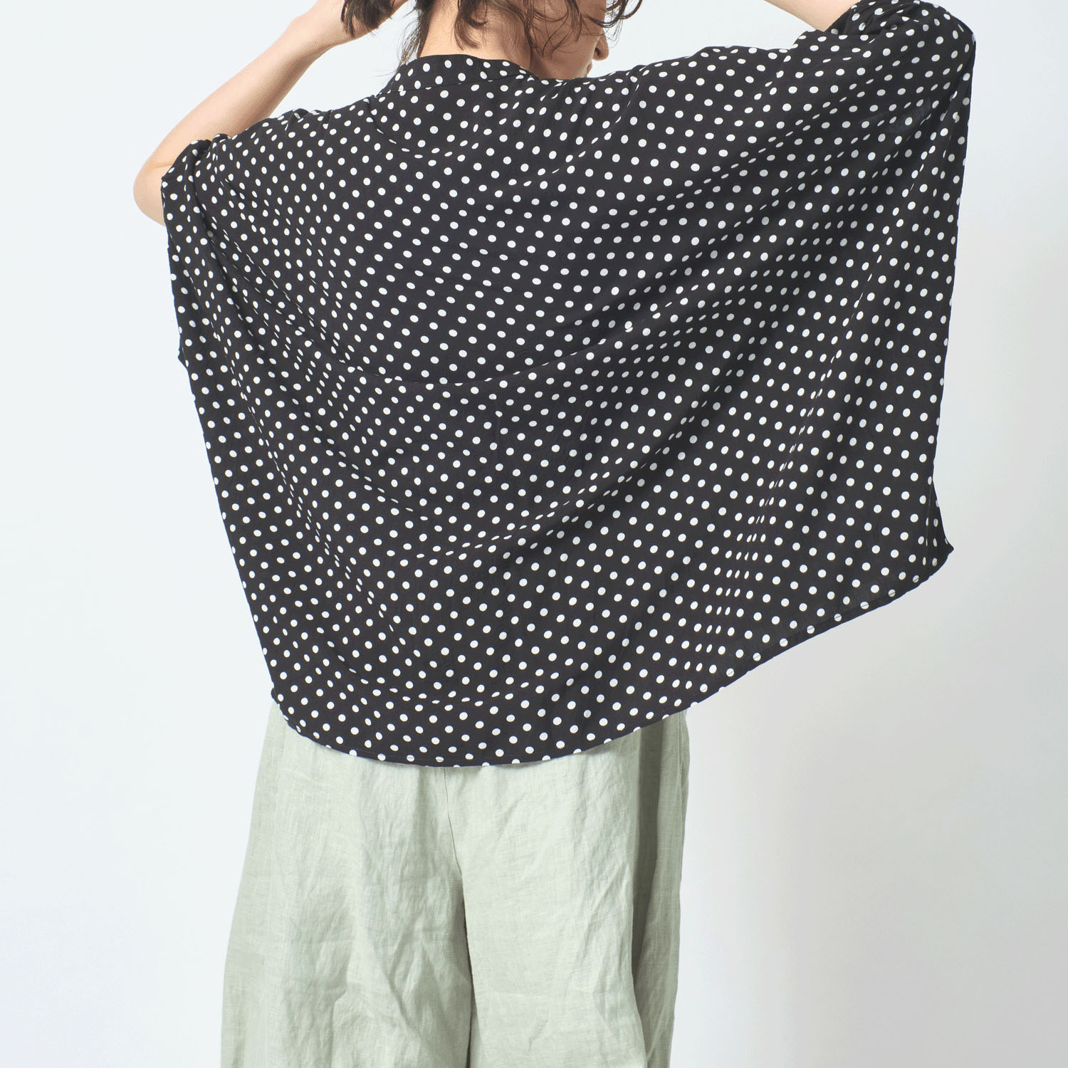 ubasoku バンドカラー縦ピンタック加工本貝釦水玉プルオーバー - 画像4