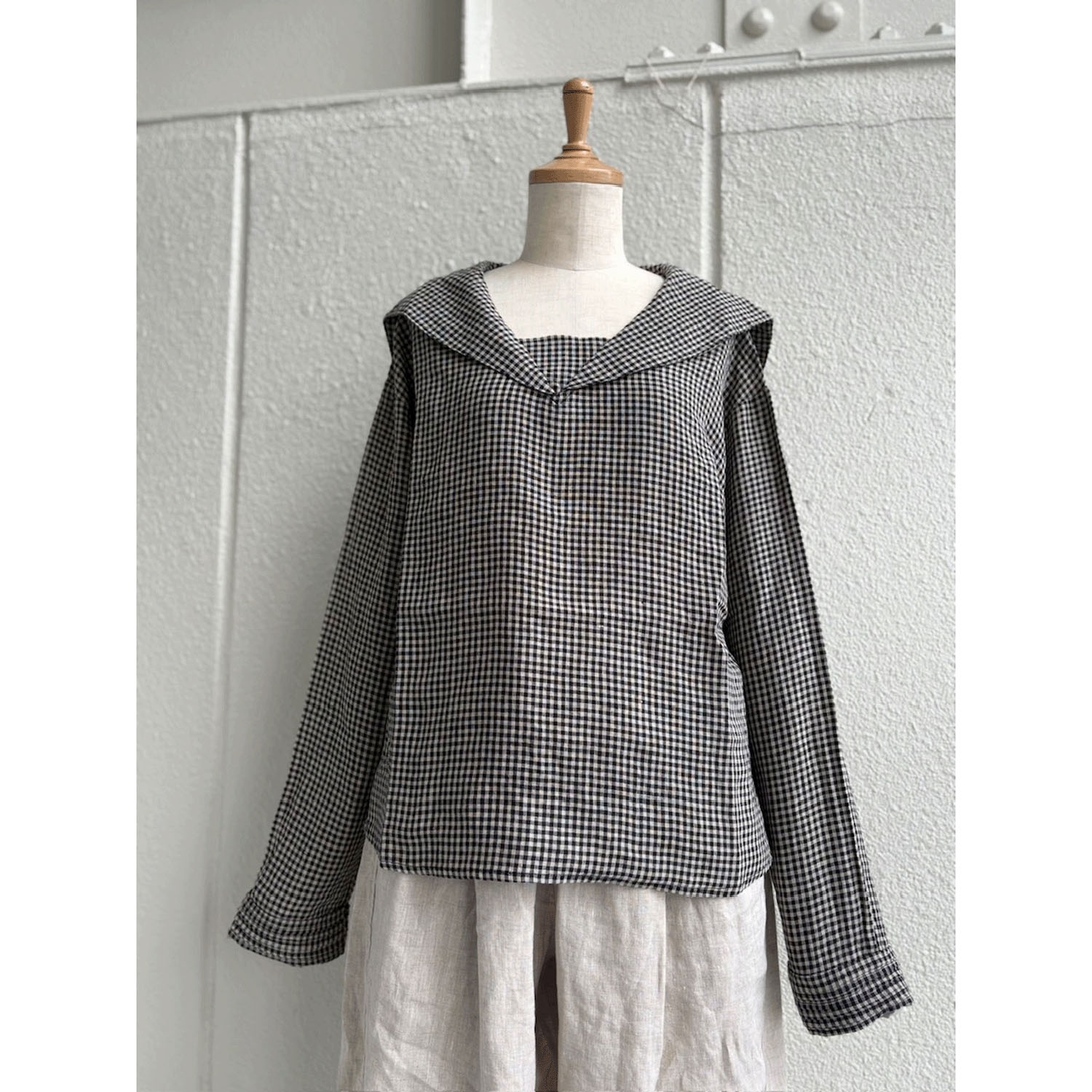 ubasoku 大衿・折返し袖ピンタック加工セーラー衿長袖ブラウス - 画像1