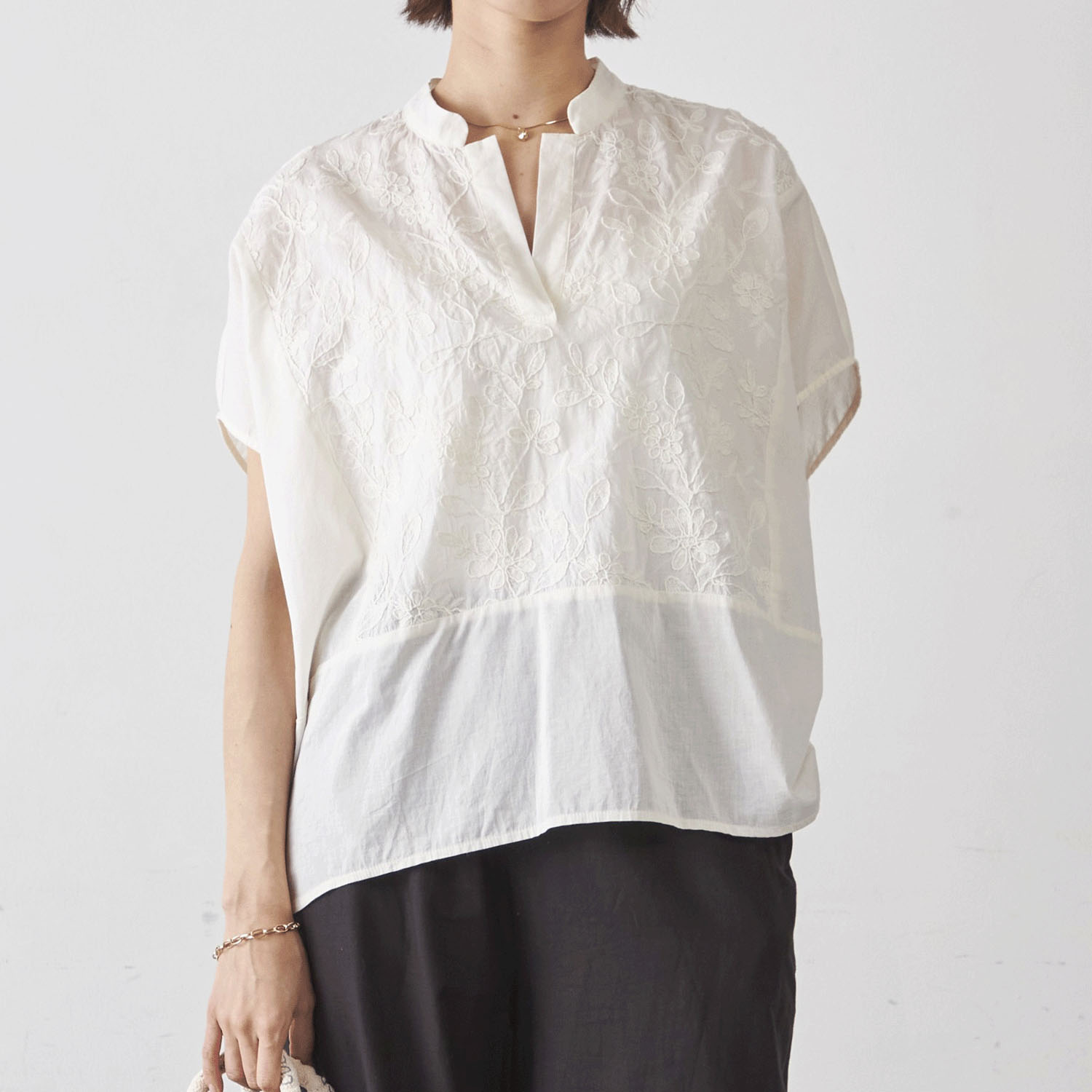 Fanaka フラワー刺繍キーネックバルーンブラウス - 画像1