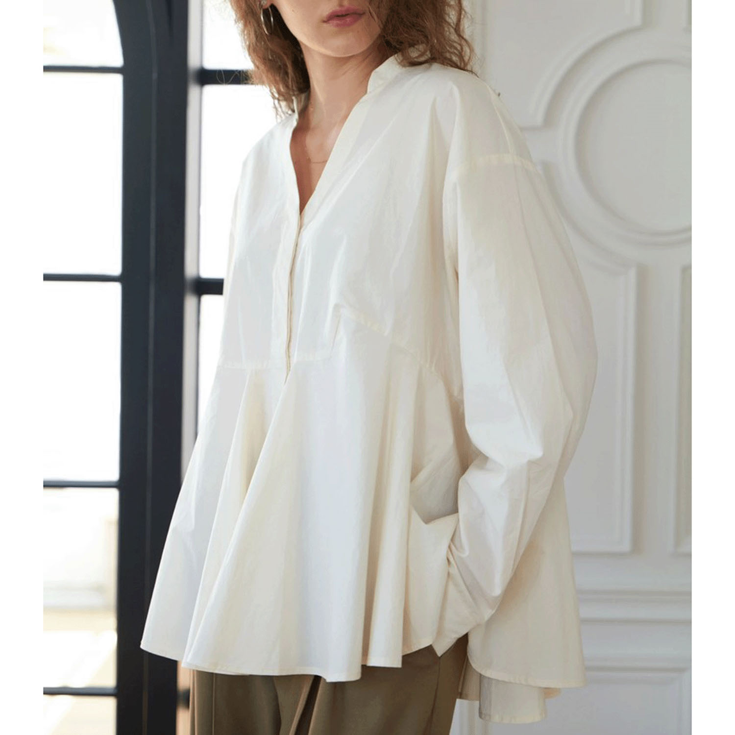 Brown＆Street Vネックペプラムシャツ - 画像3