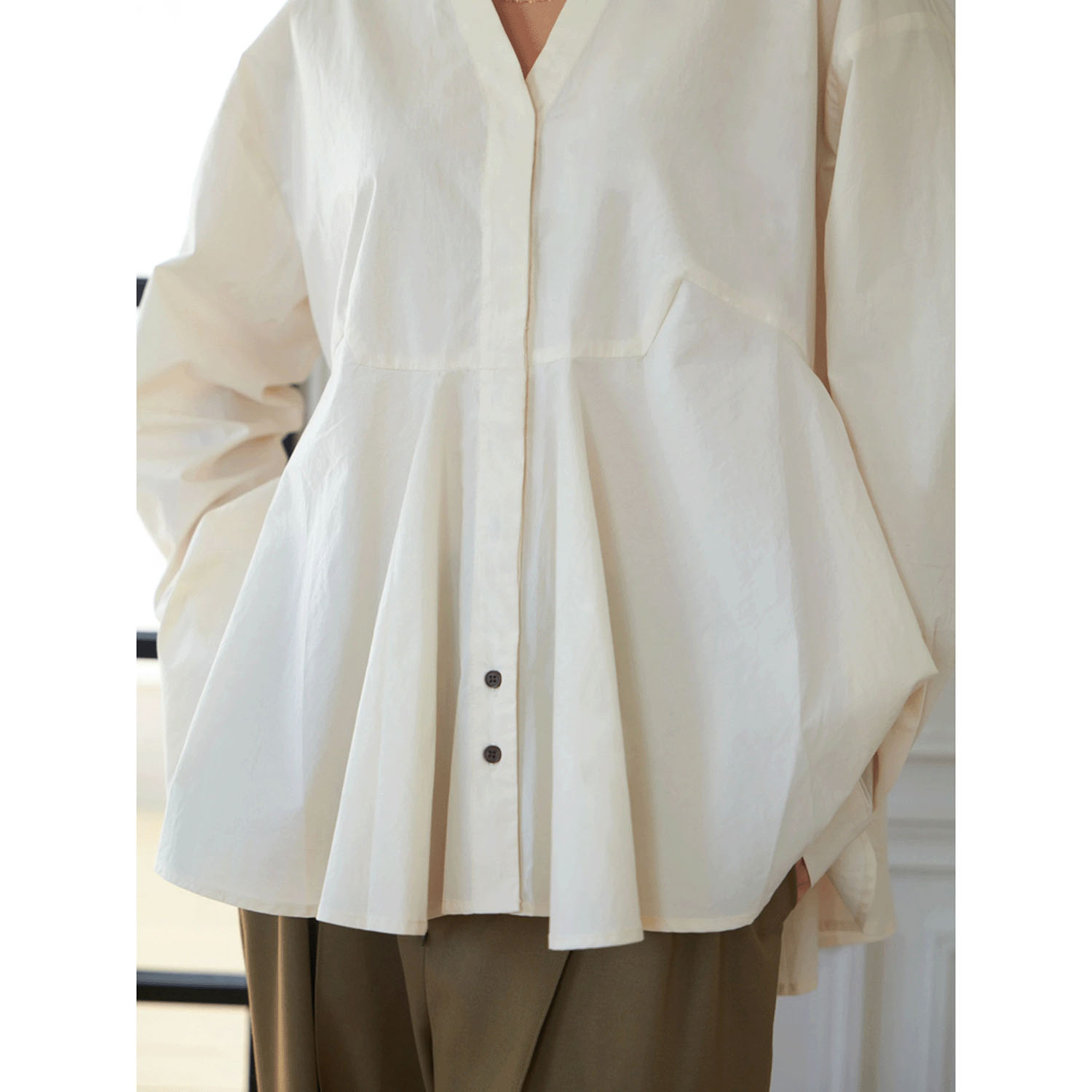 Brown＆Street Vネックペプラムシャツ - 画像8