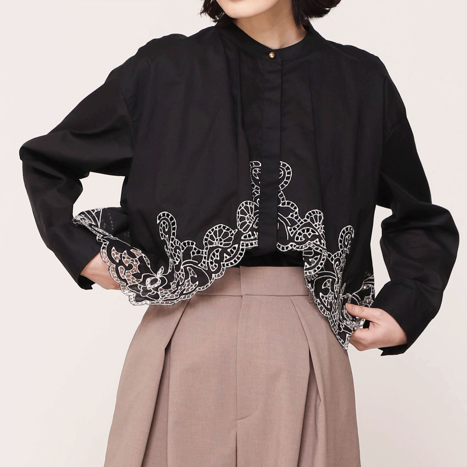 trois 刺繍コットンボイルフラップブラウス - 画像8