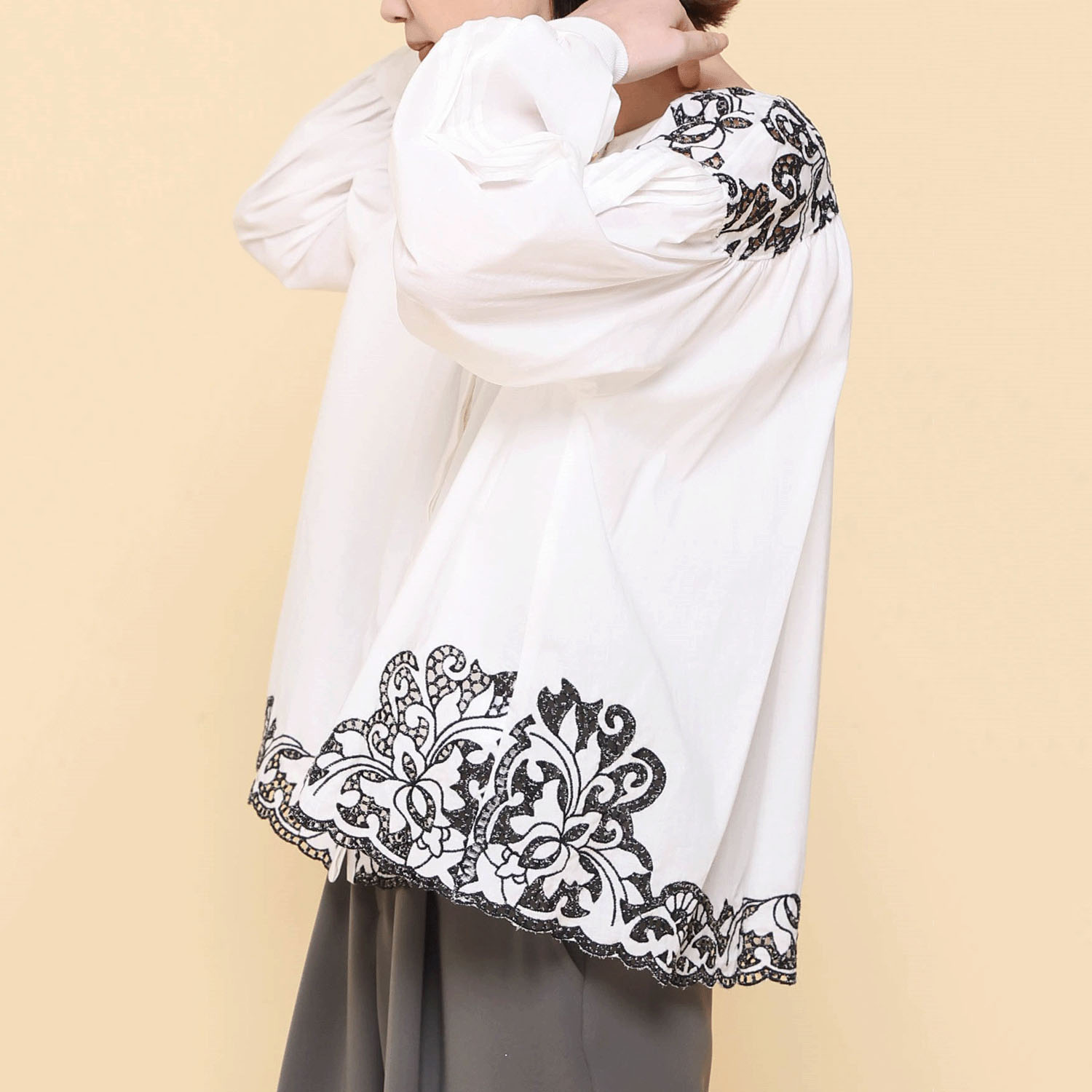 trois 刺繍コットンボイルギャザーブラウス - 画像3