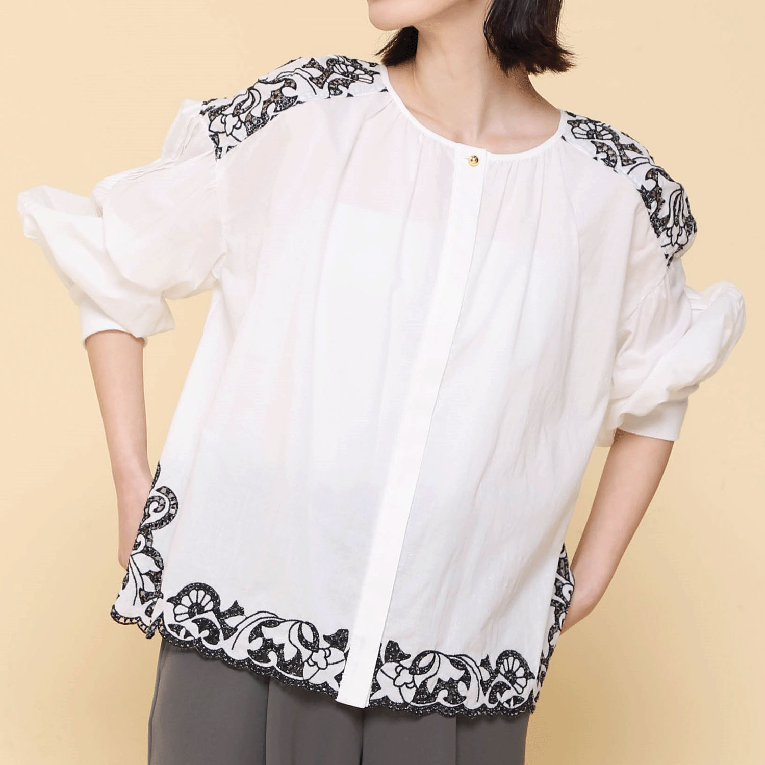 trois 刺繍コットンボイルギャザーブラウス - 画像1