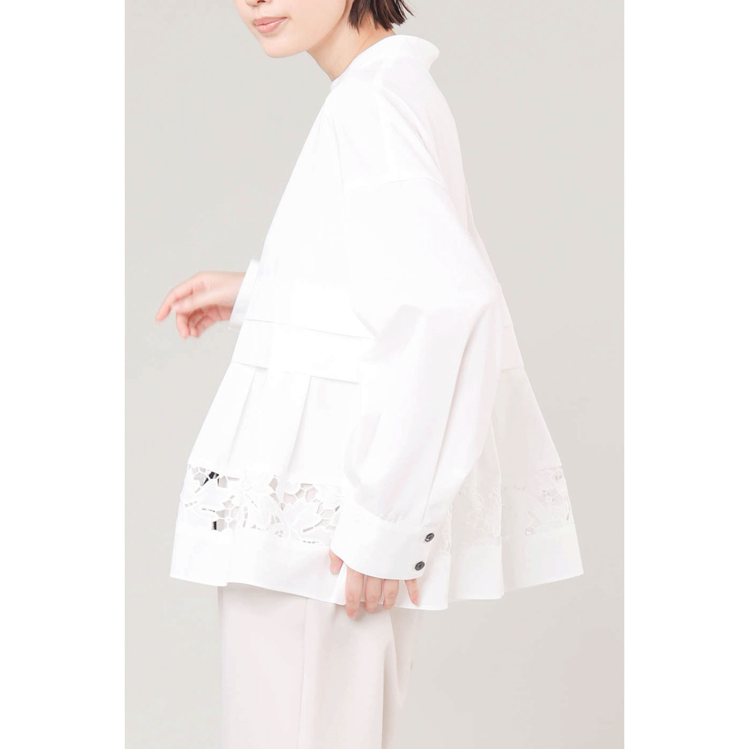 trois フラワーレース刺繍ペプラムブラウス - 画像3