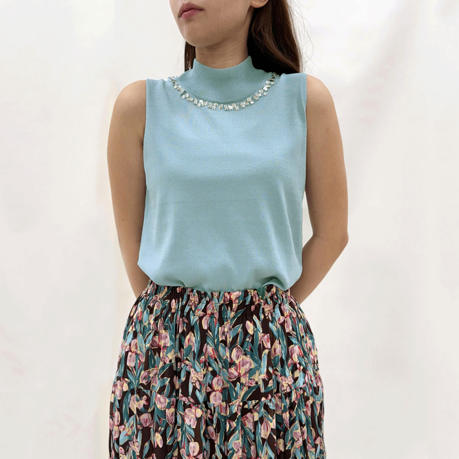 【Insta Live】ビジュー付きハイネックノースリーブニット