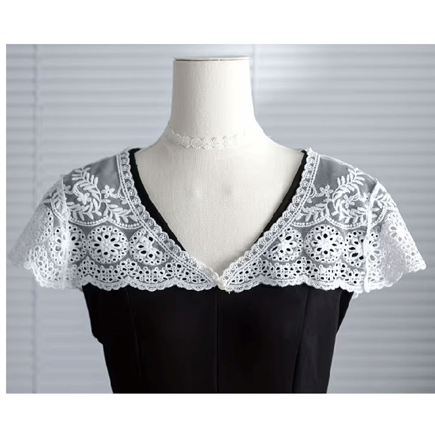 レース付け襟 ホワイト／ブラックレース - 画像3