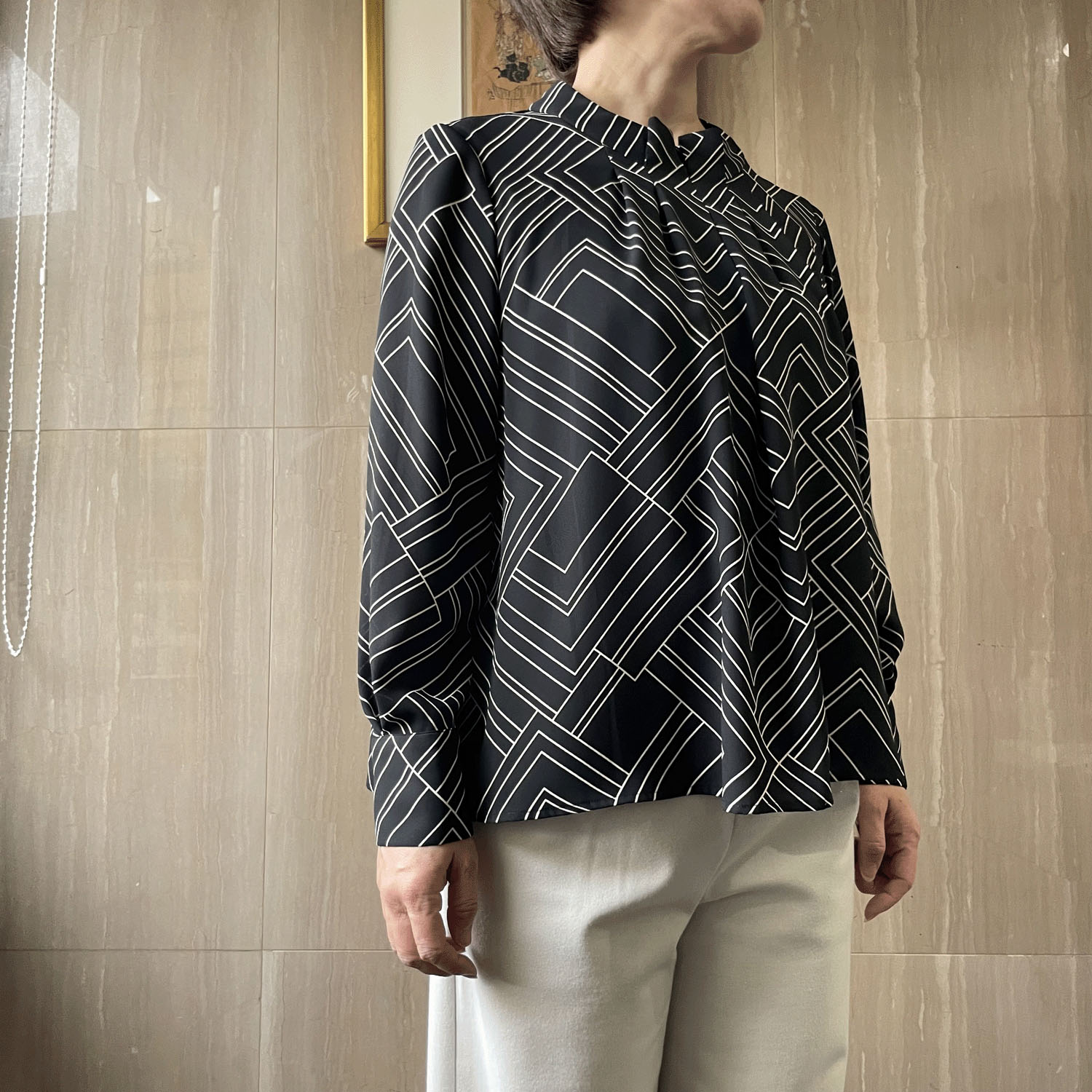 【Insta Live】一珠 KOKIA 幾何柄プリントスタンドブラウス - 画像1