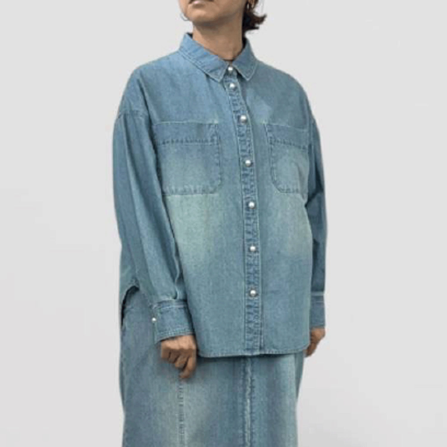 QTUME デニムパール釦シャツ - 画像2