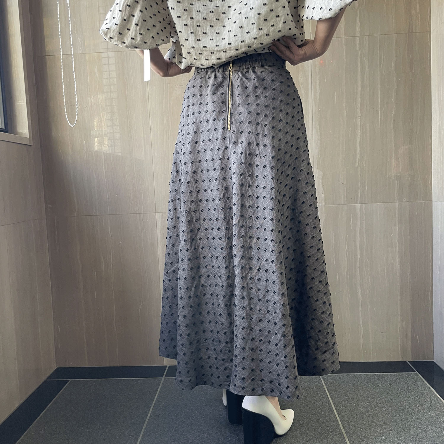B7 リネンドット刺繍フレアスカート - 画像4
