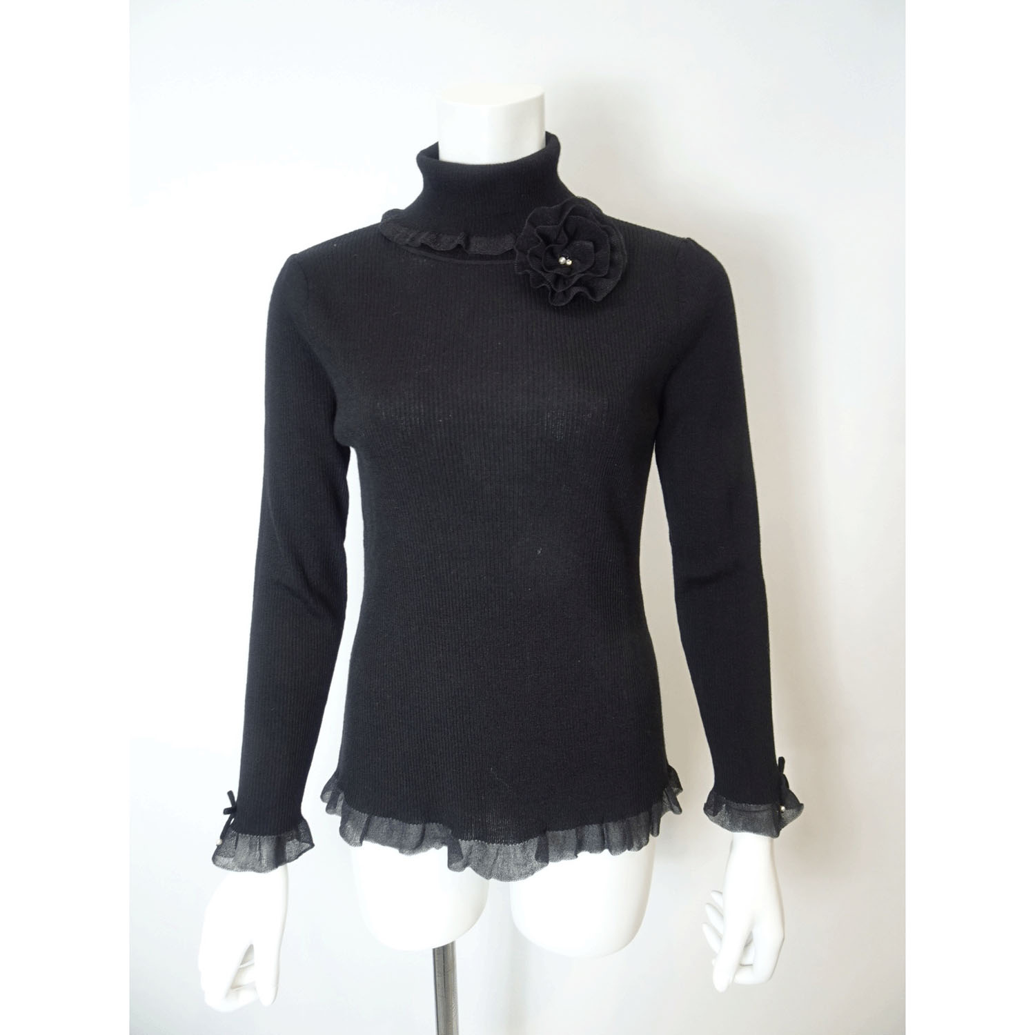 Super Beauty コサージュ付 衿・袖先透かしフリルデザインタートルネックセーター - 画像7