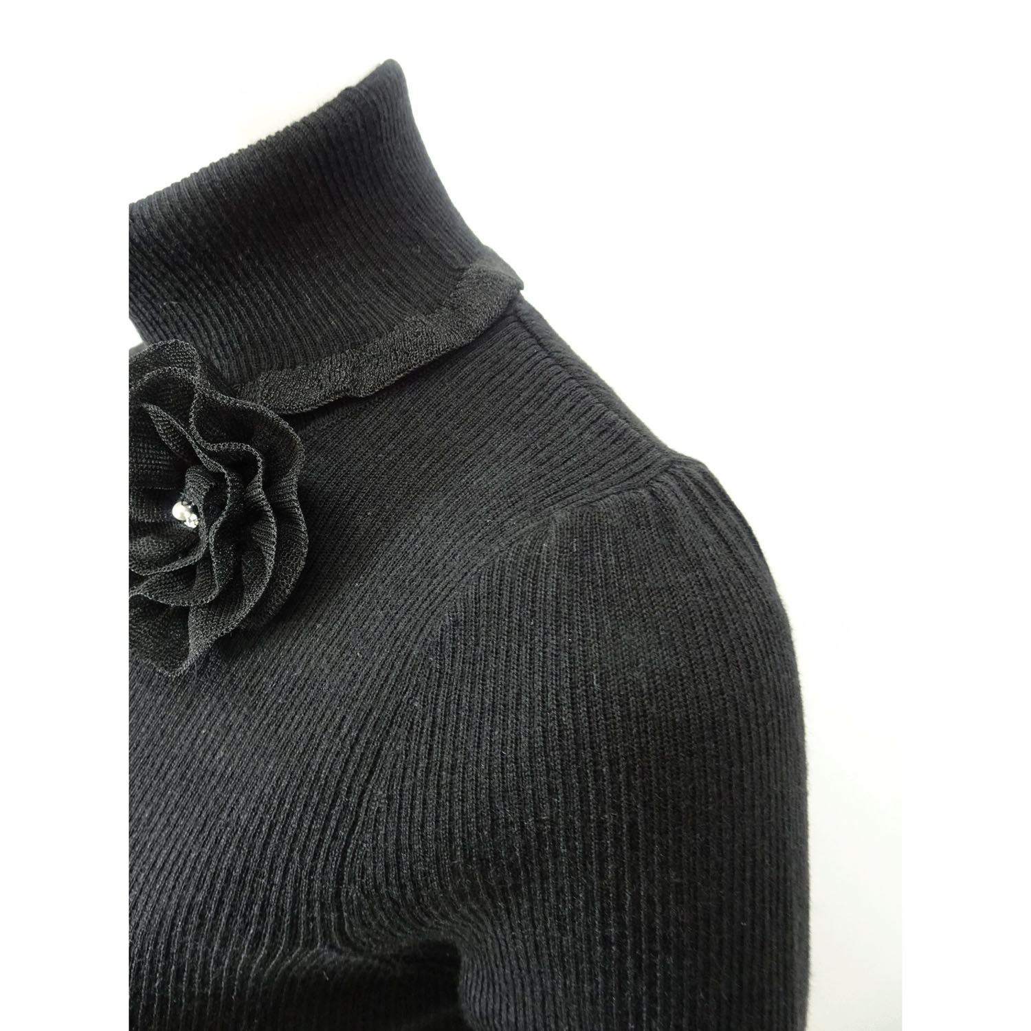 Super Beauty コサージュ付 衿・袖先透かしフリルデザインタートルネックセーター - 画像9