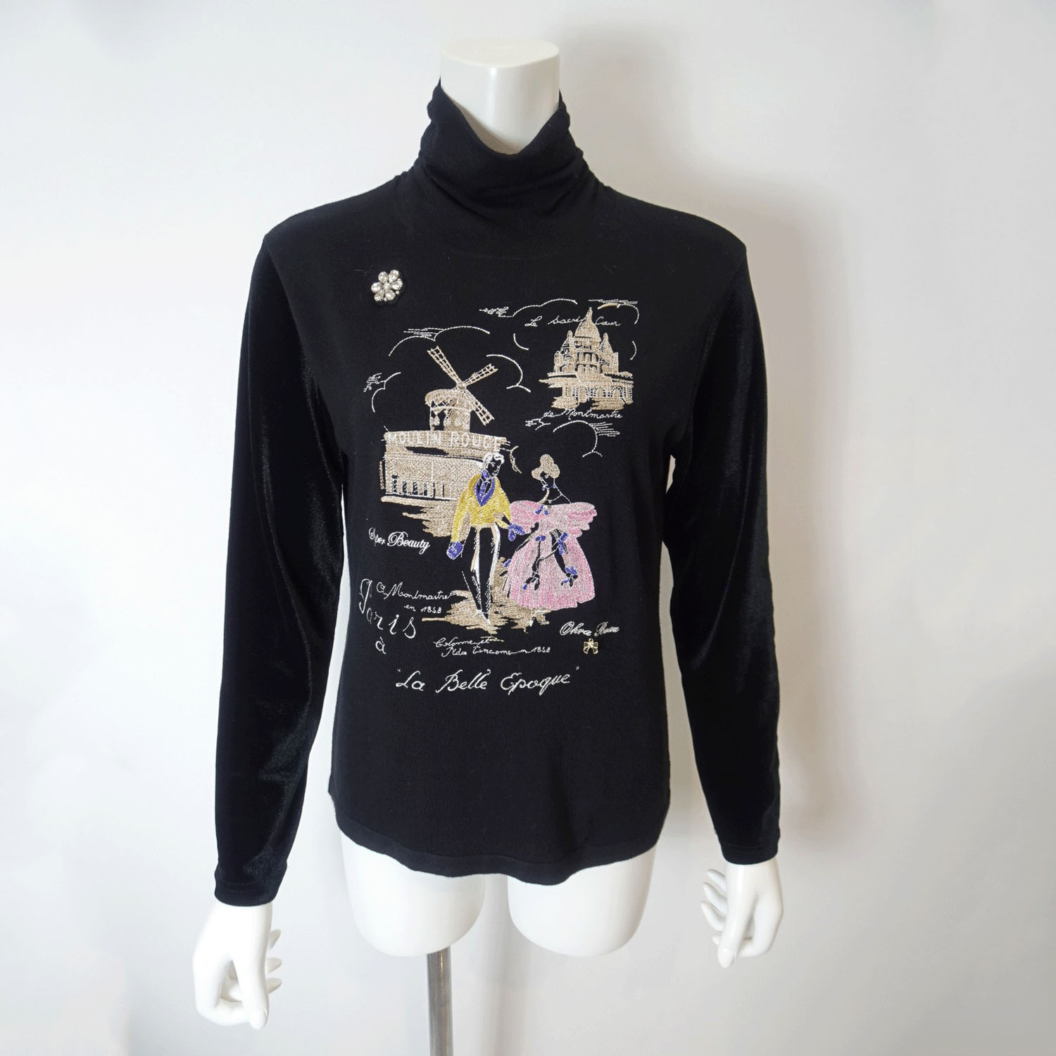 Super Beauty 胸元刺しゅう入りハイネックセーター