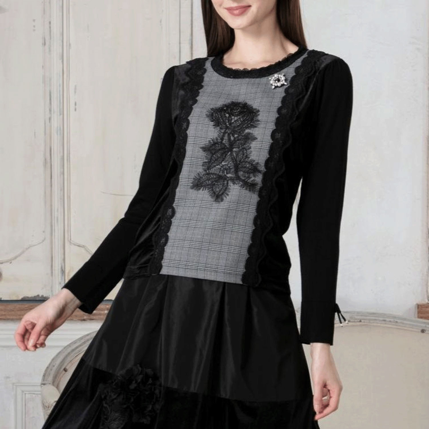 【Inata Live】Super Beauty ベロア袖×チェック柄 胸元レース使いセーター - 画像1