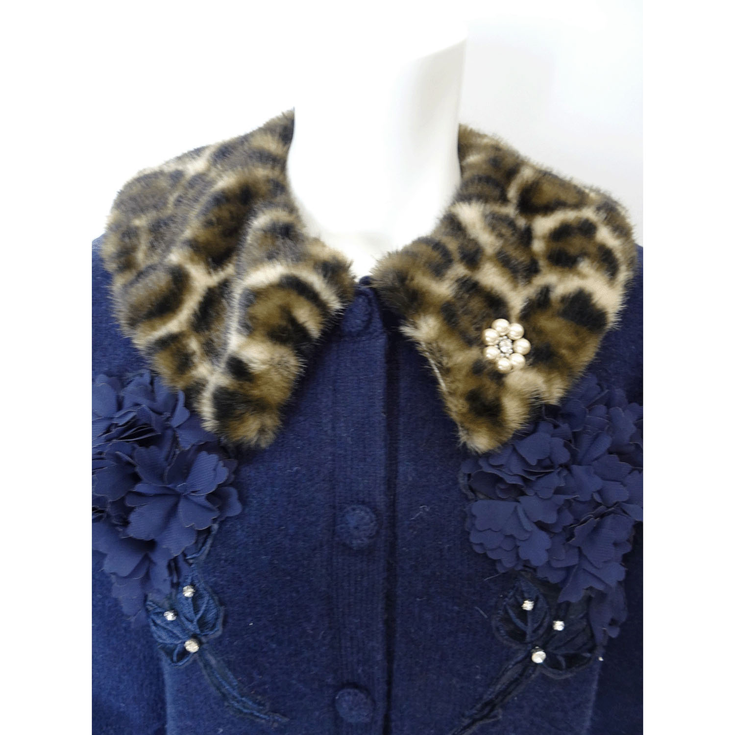 Super Beauty 胸元刺しゅう入りアニマルファー襟ニットカーディガン - 画像12