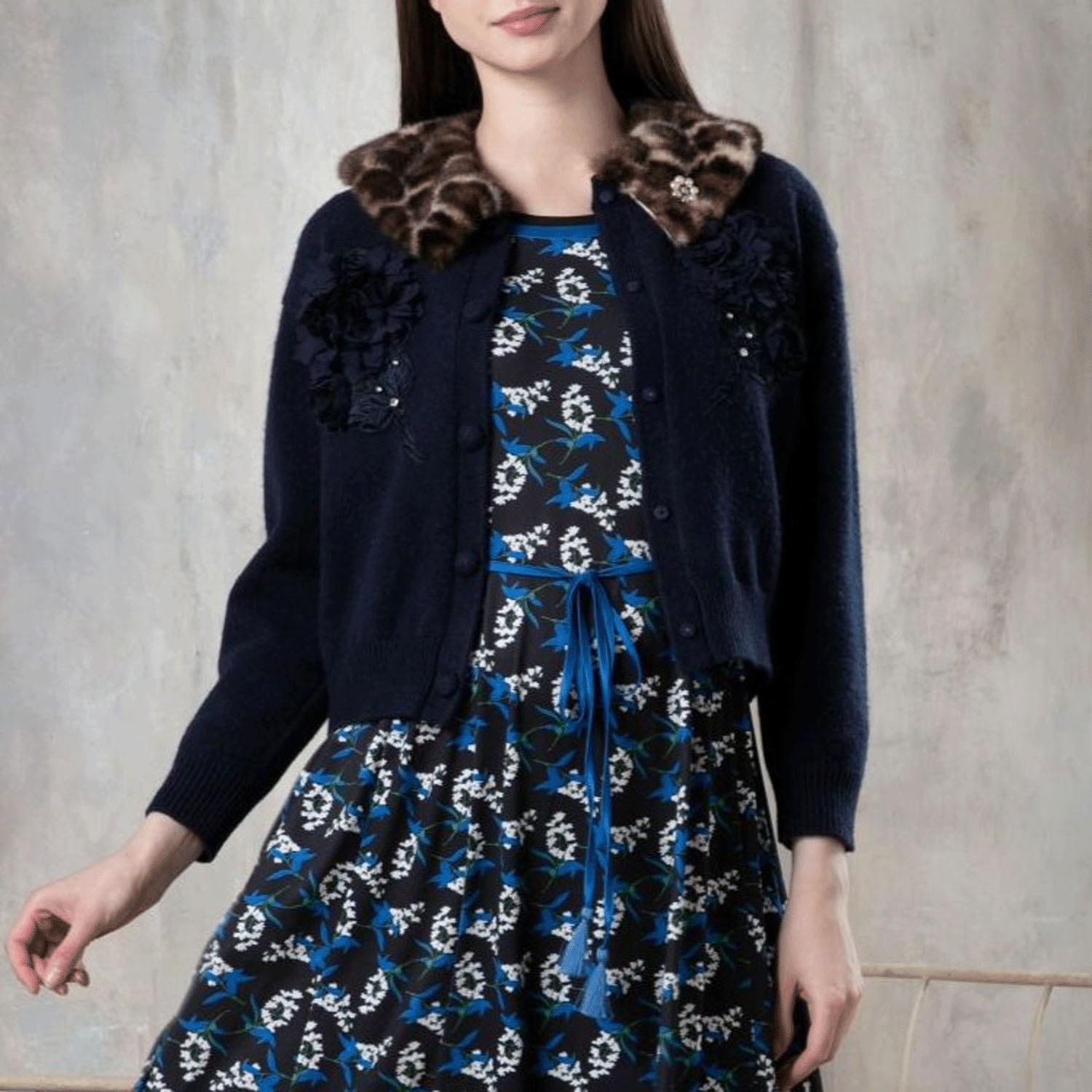 Super Beauty 胸元刺しゅう入りアニマルファー襟ニットカーディガン - 画像7