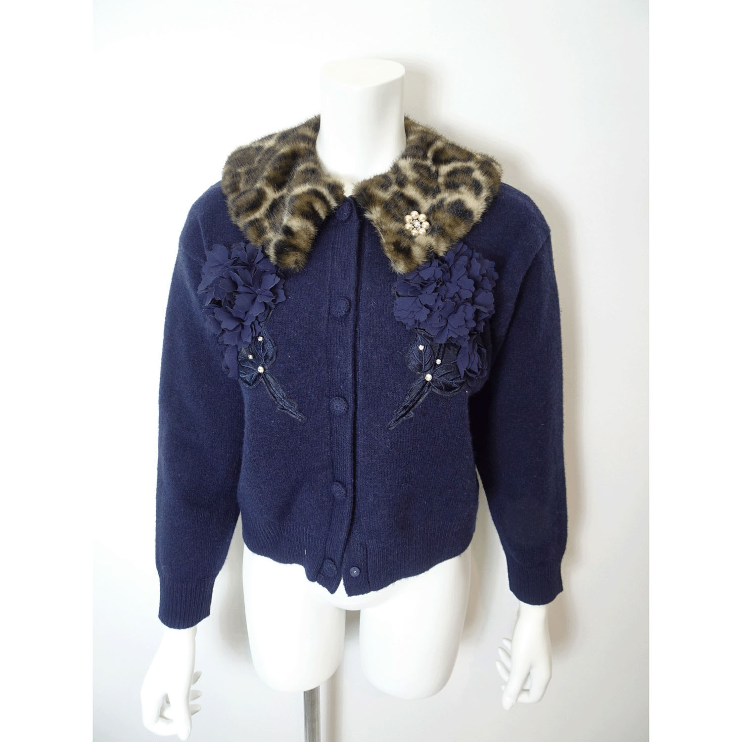 Super Beauty 胸元刺しゅう入りアニマルファー襟ニットカーディガン - 画像9