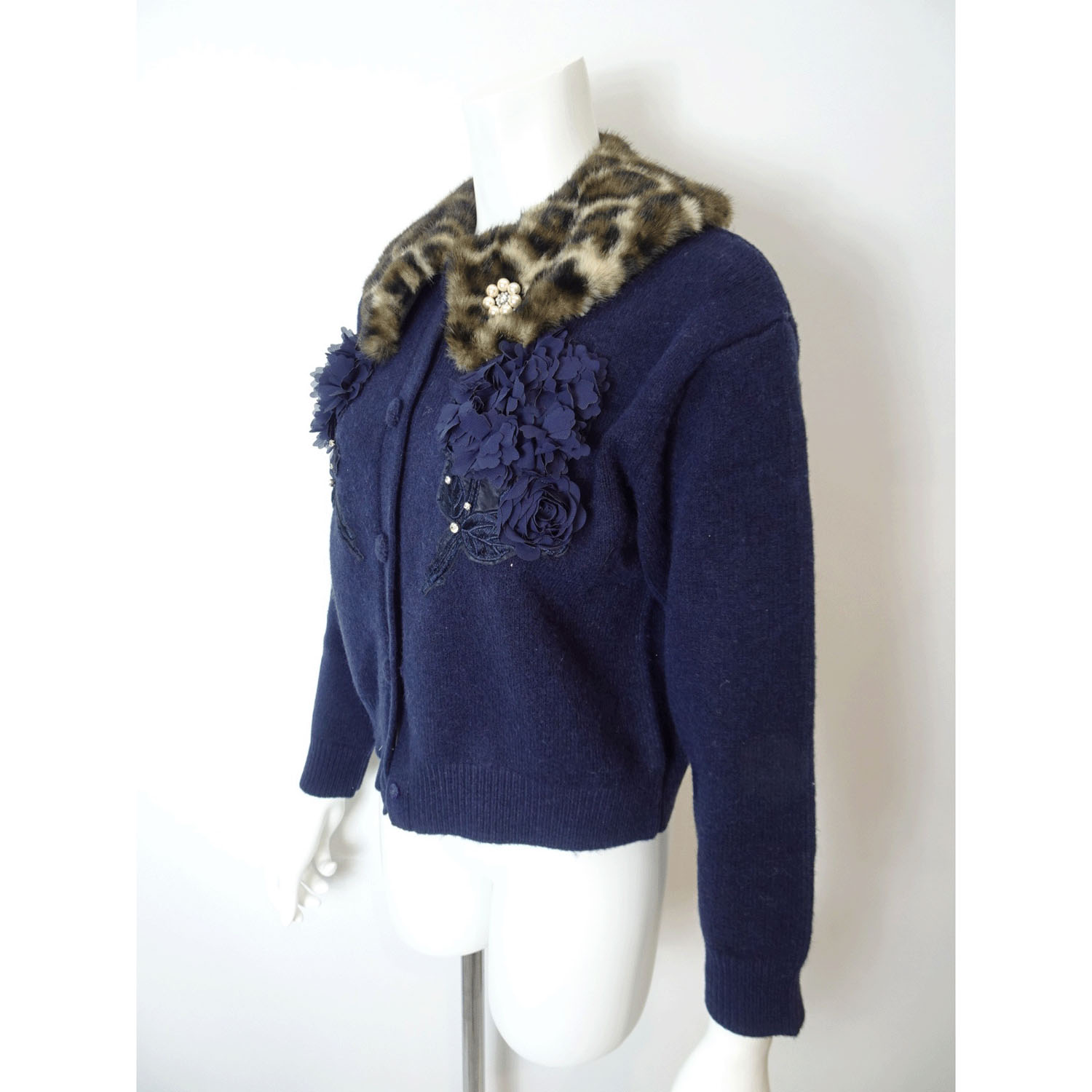 Super Beauty 胸元刺しゅう入りアニマルファー襟ニットカーディガン - 画像10