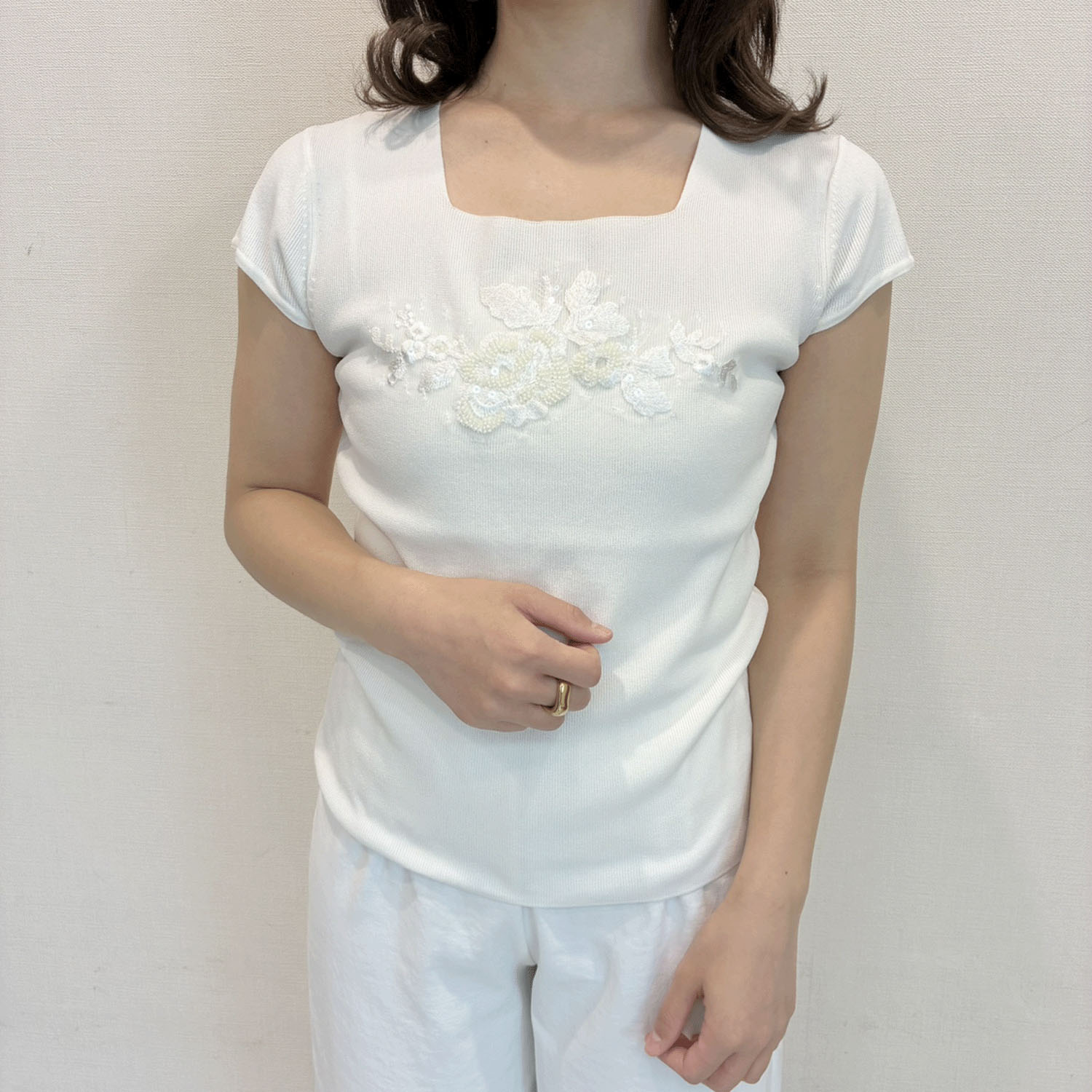 Super Beauty 胸元スパンコール刺しゅう使い半袖ニット - 画像3