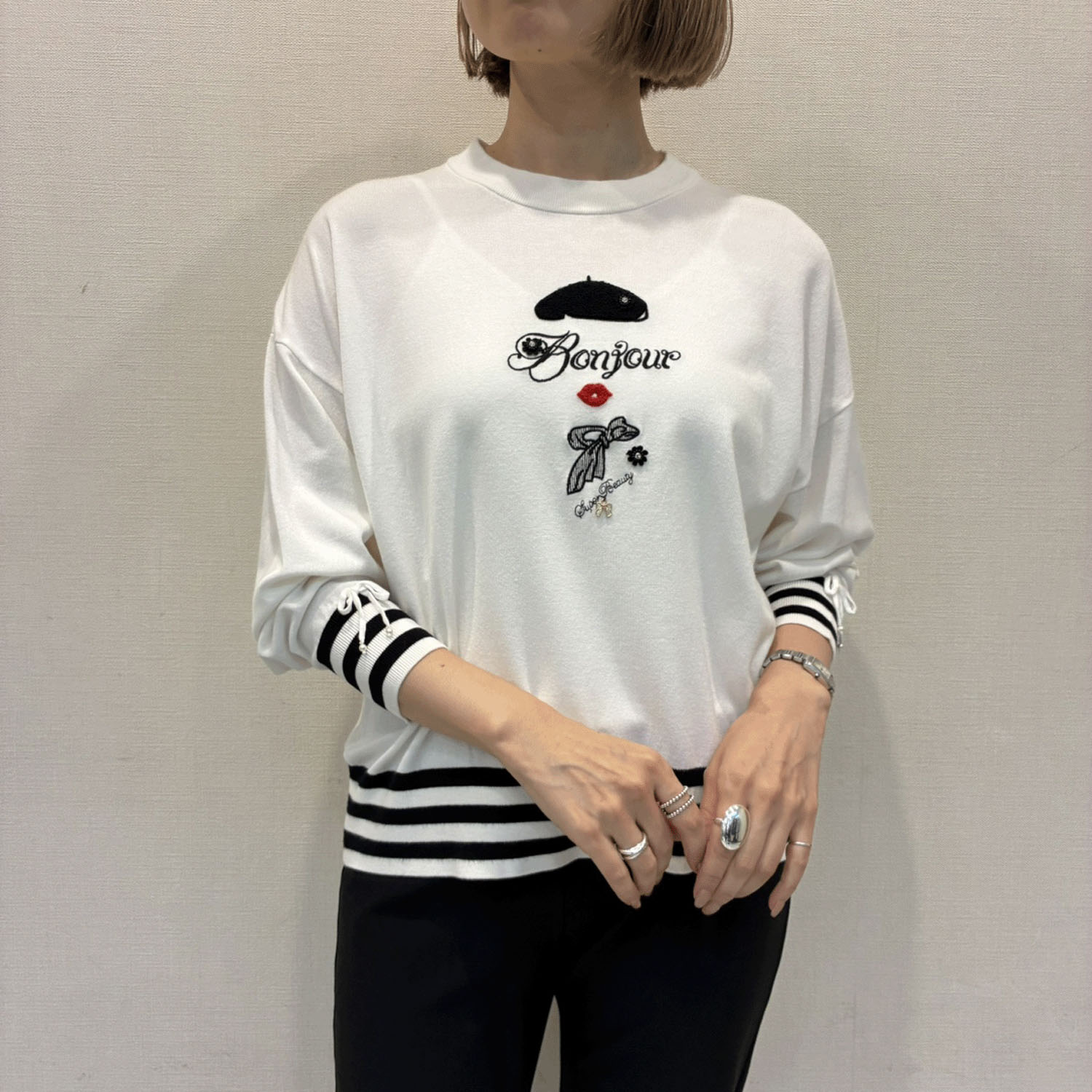 Super Beauty 胸元刺繍裾ボーダーニット - 画像2
