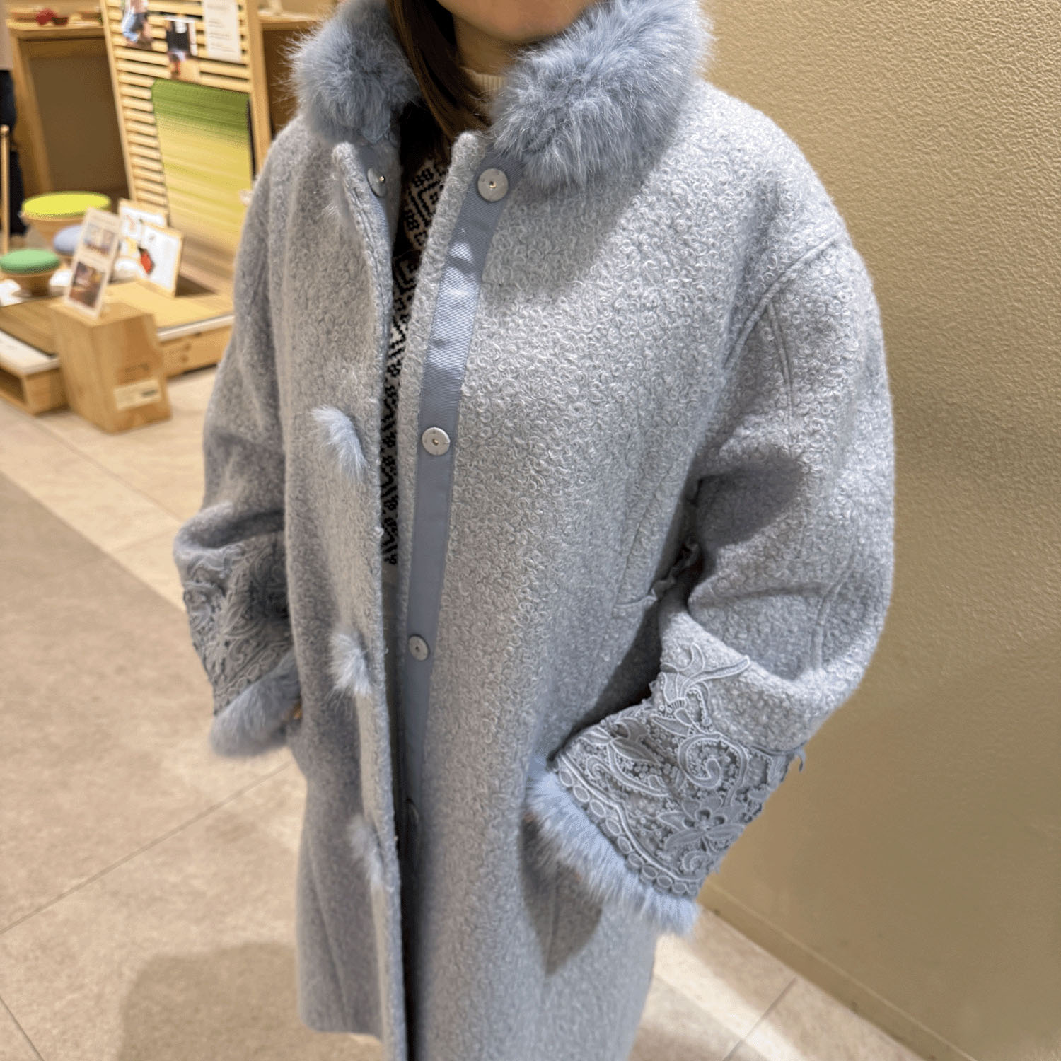 【Inata Live】Super Beauty ファー使い花モチーフ付コート - 画像2