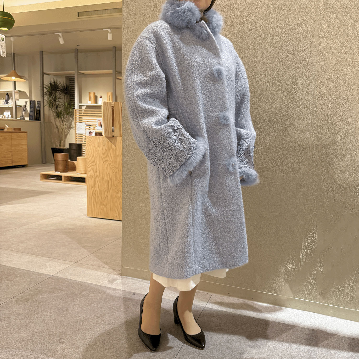 【Inata Live】Super Beauty ファー使い花モチーフ付コート - 画像1