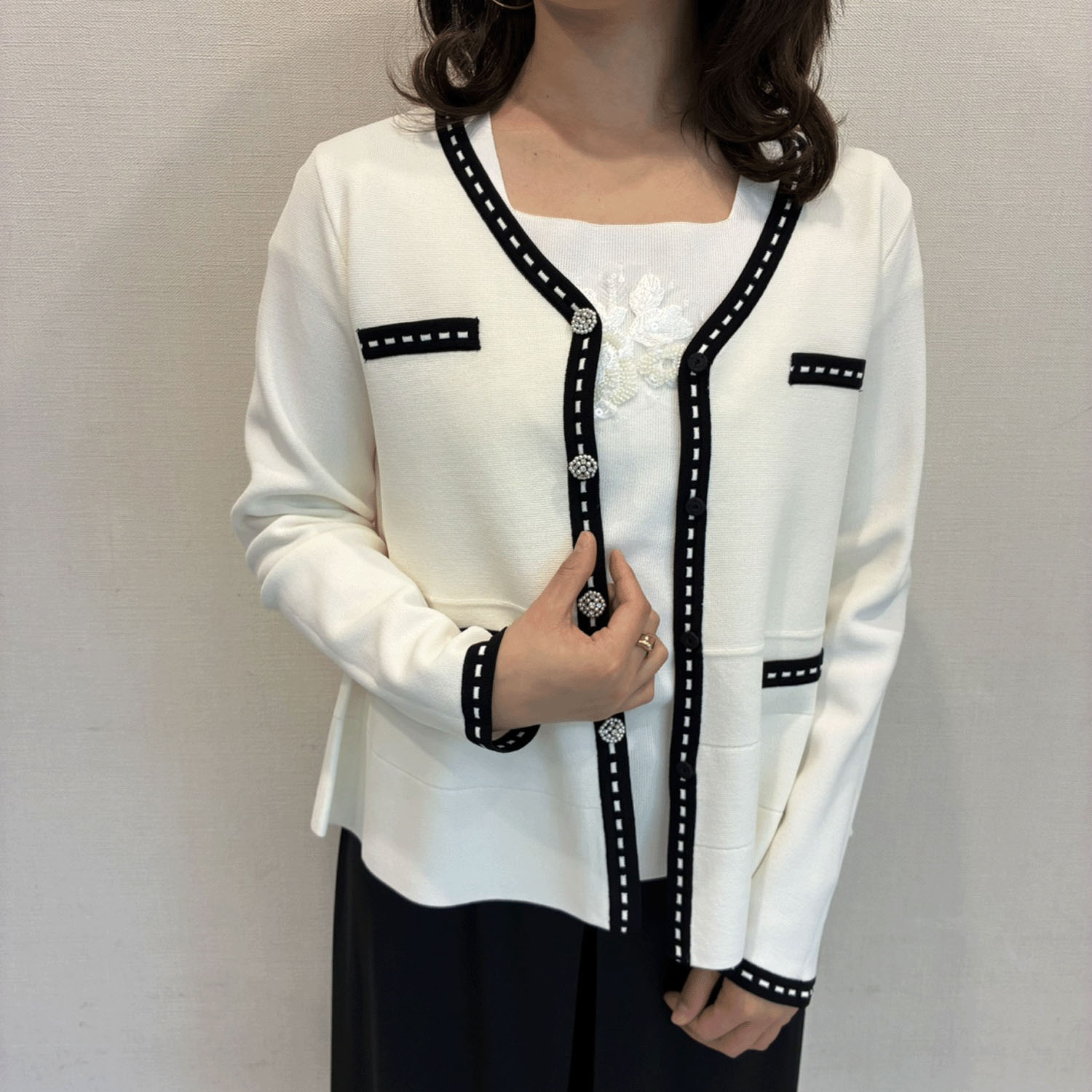 【Insta Live】Super Beauty ステッチ風トリムVネックカーディガン - 画像1