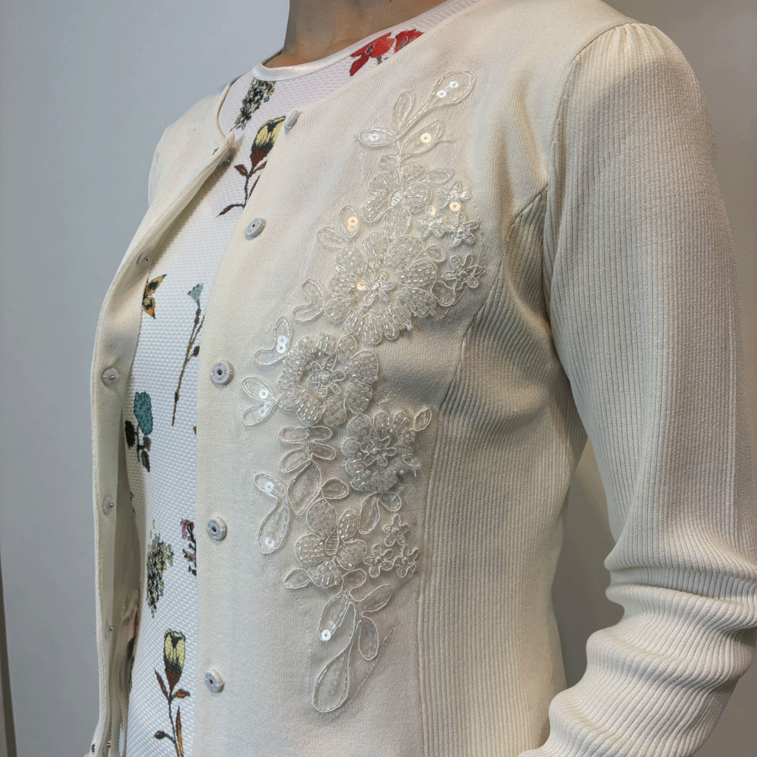 【Insta Live】Super Beauty 前立てスパンコール使い裾フリルカーディガン - 画像7