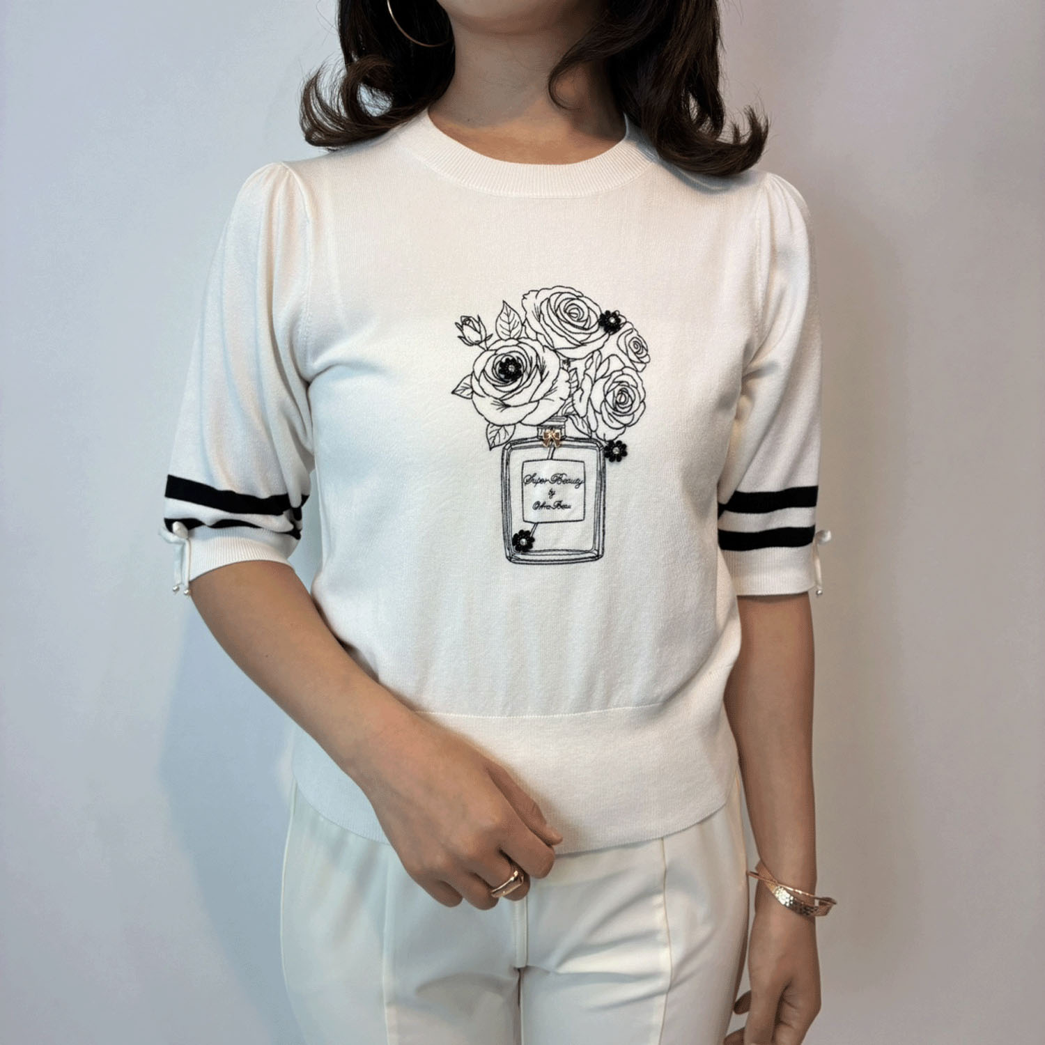 Super Beauty 胸元バラ刺しゅう入りの半袖セーター - 画像4